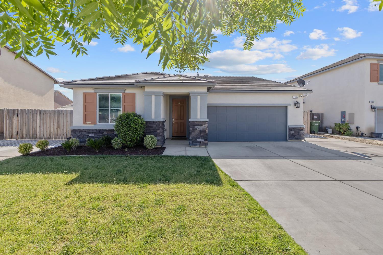 Detail Gallery Image 1 of 45 For 1066 Jade Way, Lemoore,  CA 93245 - 3 Beds | 2 Baths