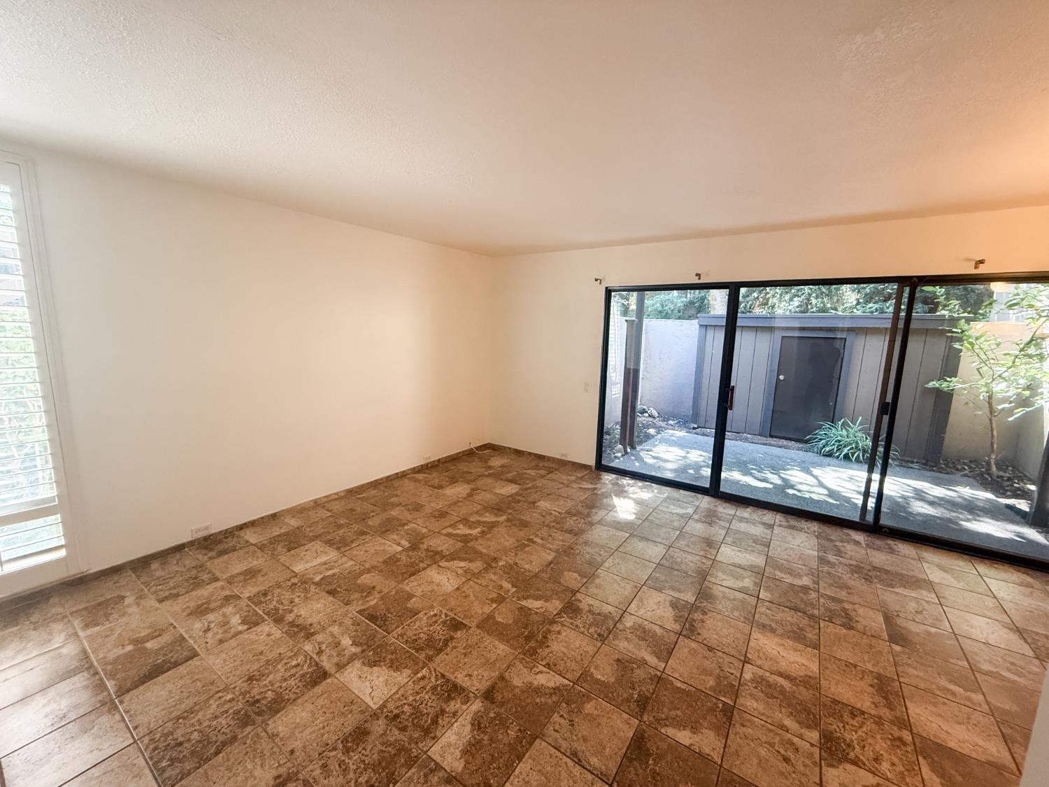 Detail Gallery Image 6 of 17 For 613 Woodside Sierra #5,  Sacramento,  CA 95825 - 1 Beds | 1 Baths