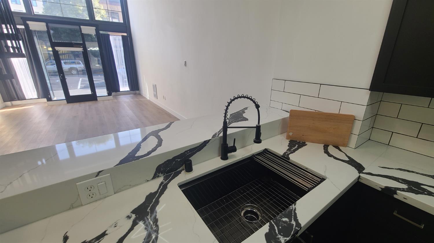 Detail Gallery Image 3 of 37 For 330 13th St 1a,  Oakland,  CA 94612 - 1 Beds | 1/1 Baths