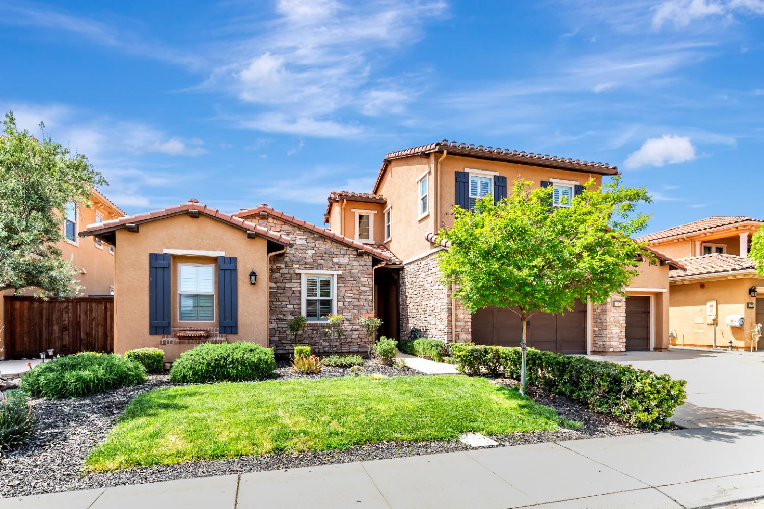 Detail Gallery Image 3 of 41 For 1587 Como Dr, Manteca,  CA 95337 - 3 Beds | 3/1 Baths