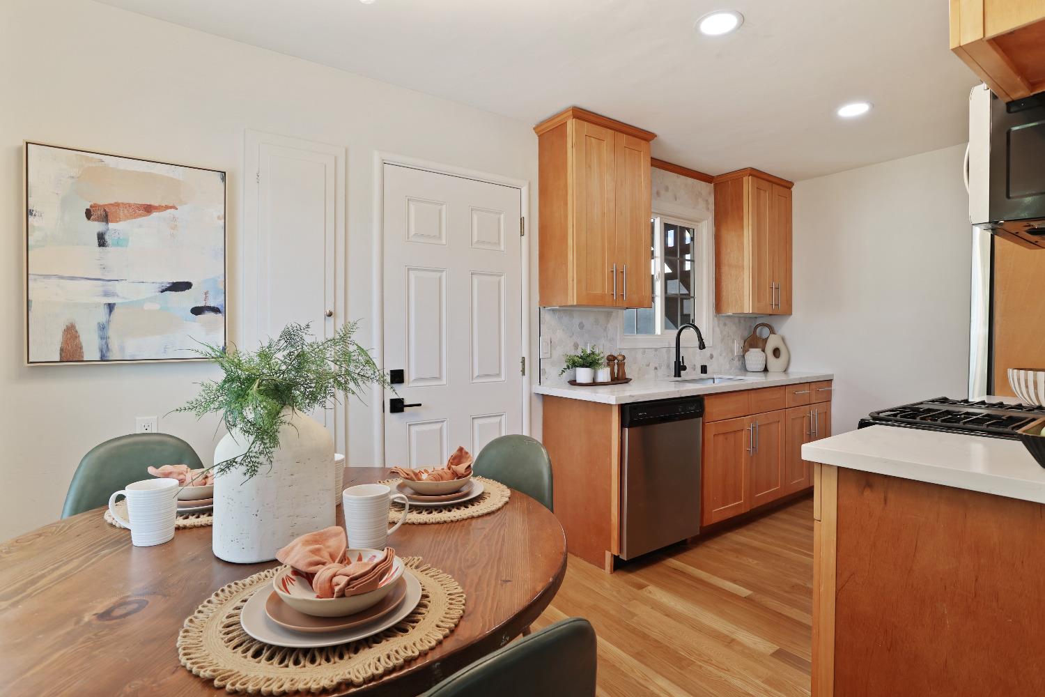 Detail Gallery Image 7 of 27 For 1644 San Pablo Ave #D,  Berkeley,  CA 94702 - 1 Beds | 1 Baths