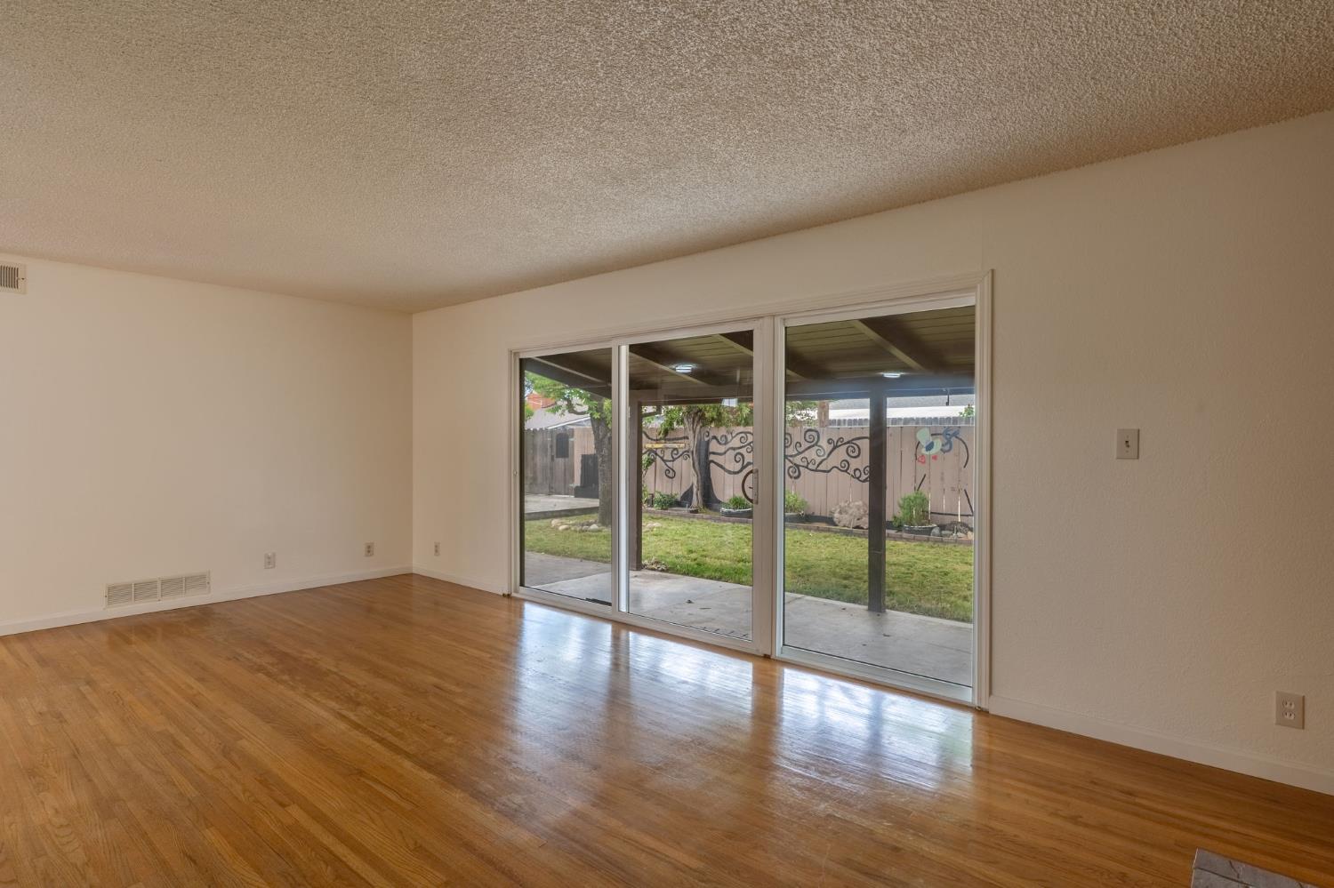 Detail Gallery Image 13 of 26 For 1610 Maplewood Dr, Modesto,  CA 95350 - 3 Beds | 2 Baths