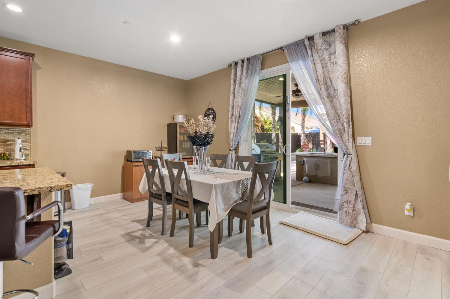 Detail Gallery Image 21 of 46 For 2317 Mathar Dr, Manteca,  CA 95337 - 5 Beds | 4/1 Baths