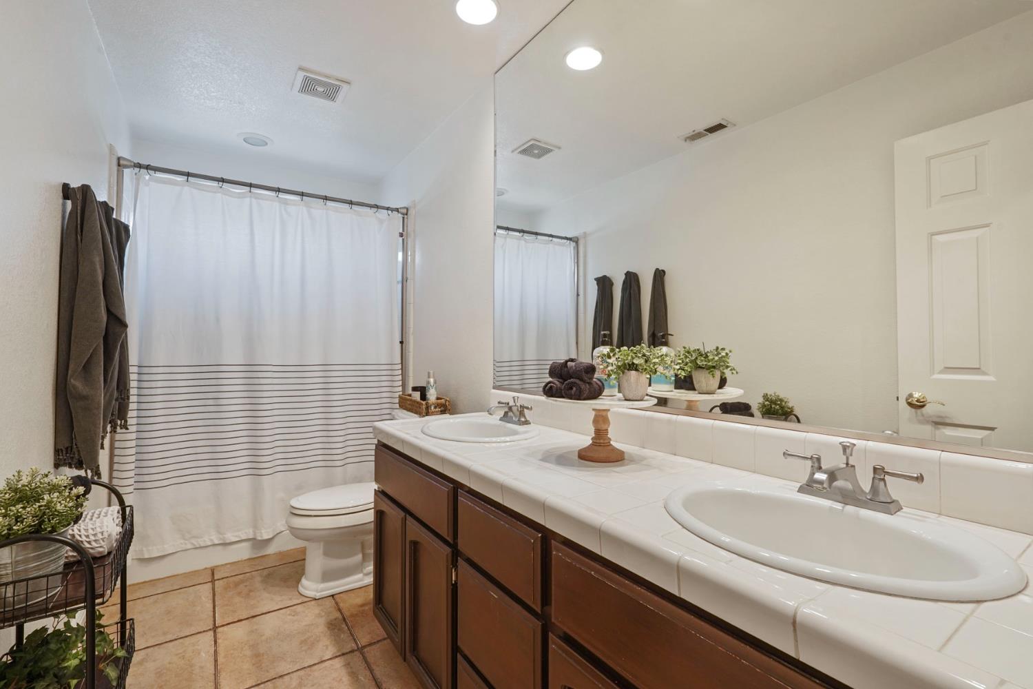 Detail Gallery Image 31 of 50 For 525 Vista Rio Ct, Woodbridge,  CA 95258 - 4 Beds | 3 Baths