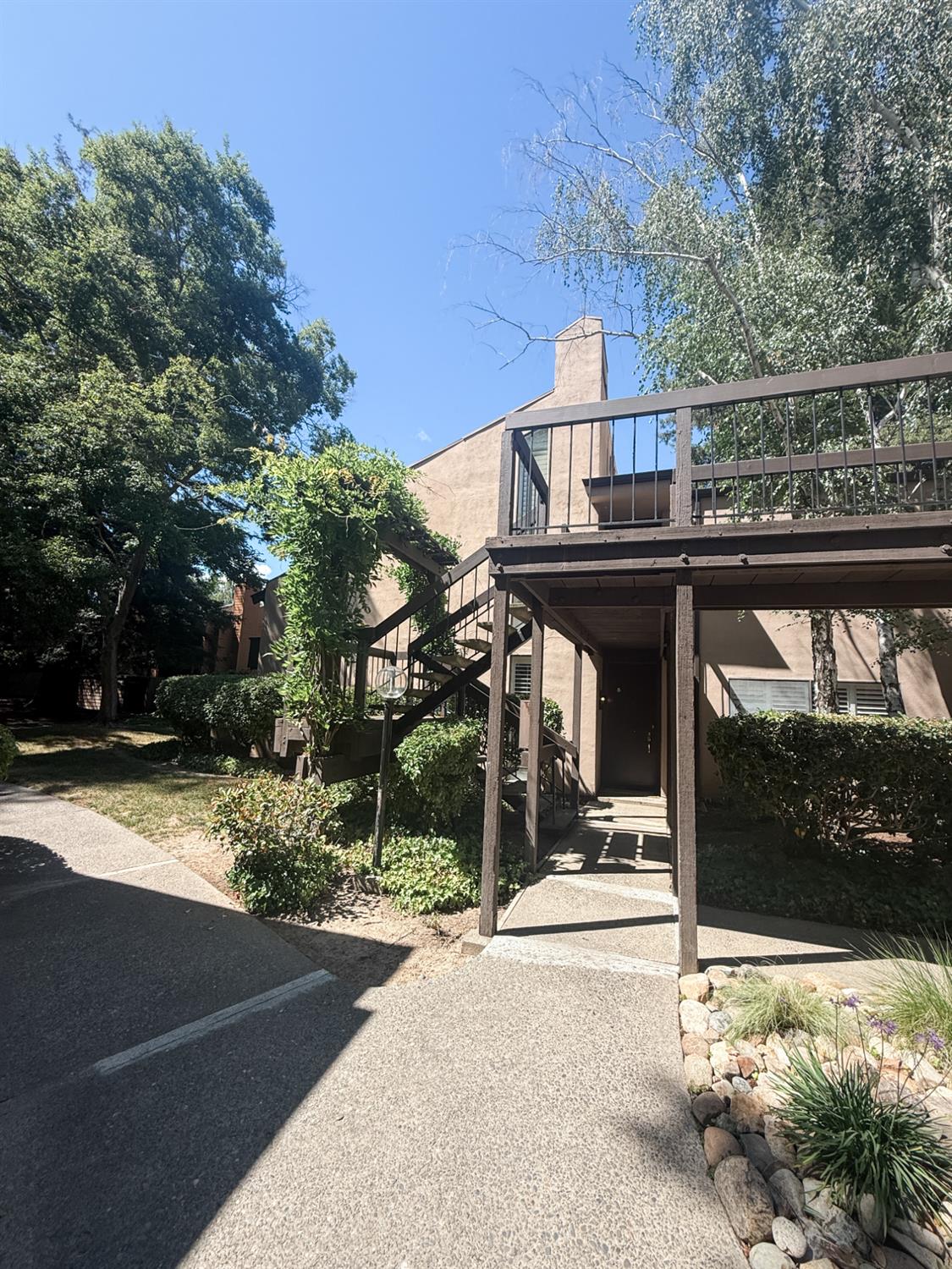 Detail Gallery Image 3 of 17 For 613 Woodside Sierra #5,  Sacramento,  CA 95825 - 1 Beds | 1 Baths