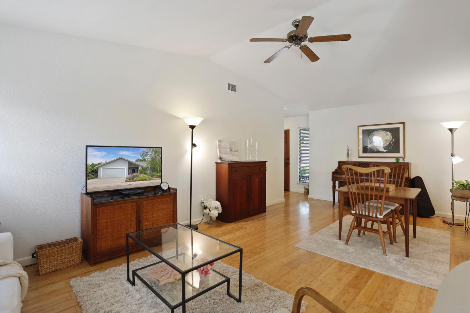 Detail Gallery Image 4 of 30 For 403 Valley Ave, Lodi,  CA 95240 - 3 Beds | 2 Baths