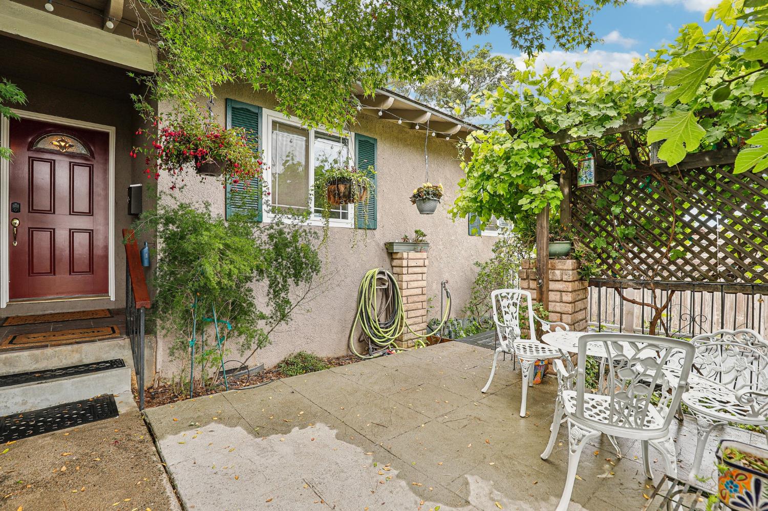 Detail Gallery Image 1 of 33 For 6942 Palmdell Way, Fair Oaks,  CA 95628 - 4 Beds | 2 Baths