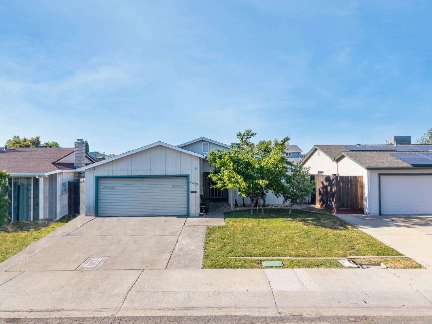 Detail Gallery Image 1 of 25 For 2253 Newbury Cir, Lodi,  CA 95240 - 3 Beds | 2 Baths