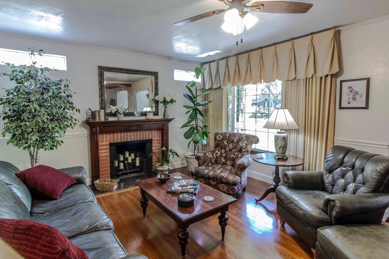Detail Gallery Image 2 of 25 For 1997 Oxford St, Sacramento,  CA 95815 - 5 Beds | 3 Baths