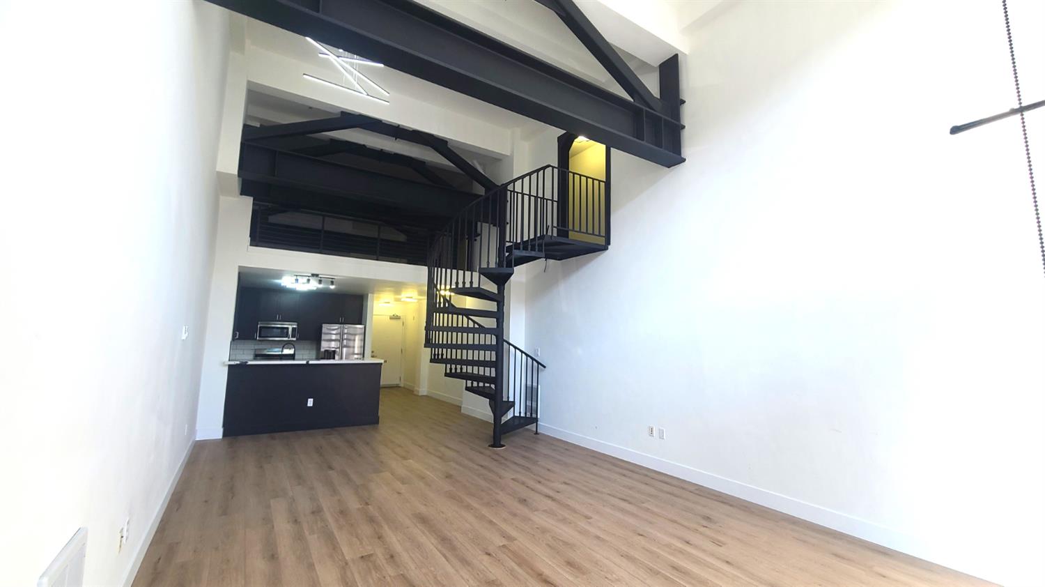 Detail Gallery Image 1 of 37 For 330 13th St 1a,  Oakland,  CA 94612 - 1 Beds | 1/1 Baths