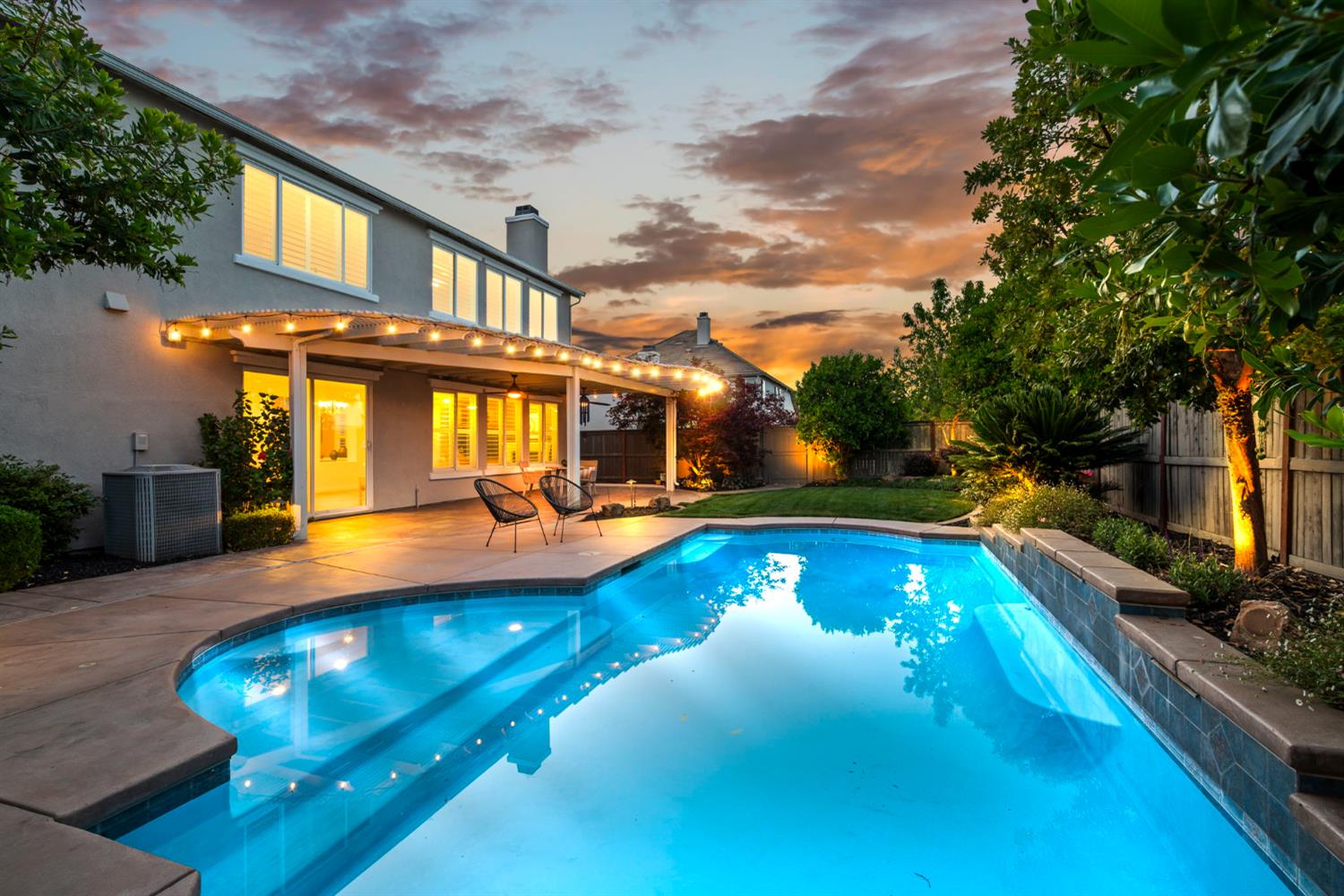 Detail Gallery Image 1 of 56 For 11896 Slate Falls Way, Rancho Cordova,  CA 95742 - 5 Beds | 3 Baths