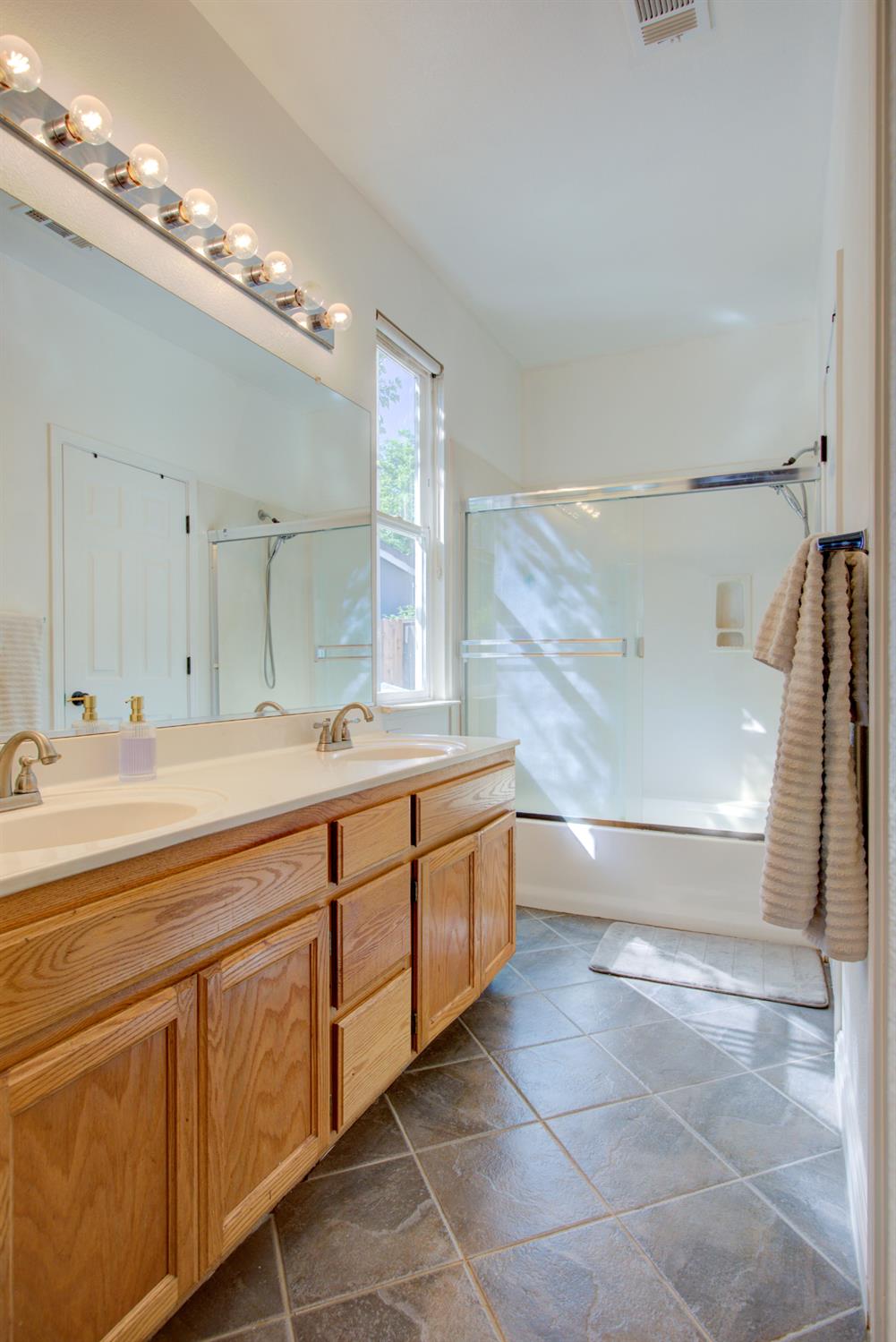 Detail Gallery Image 36 of 49 For 2341 Summersong Ct, Turlock,  CA 95382 - 6 Beds | 3 Baths