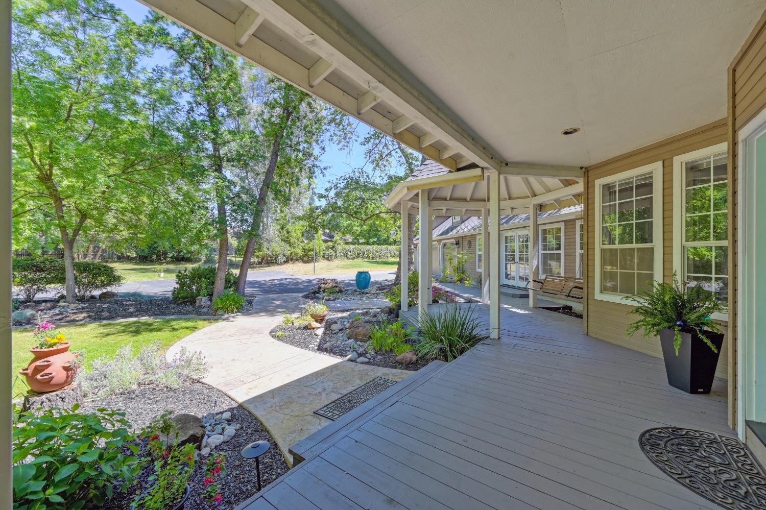Detail Gallery Image 5 of 92 For 3710 Sutter Hill Ln, Carmichael,  CA 95608 - 4 Beds | 3/1 Baths