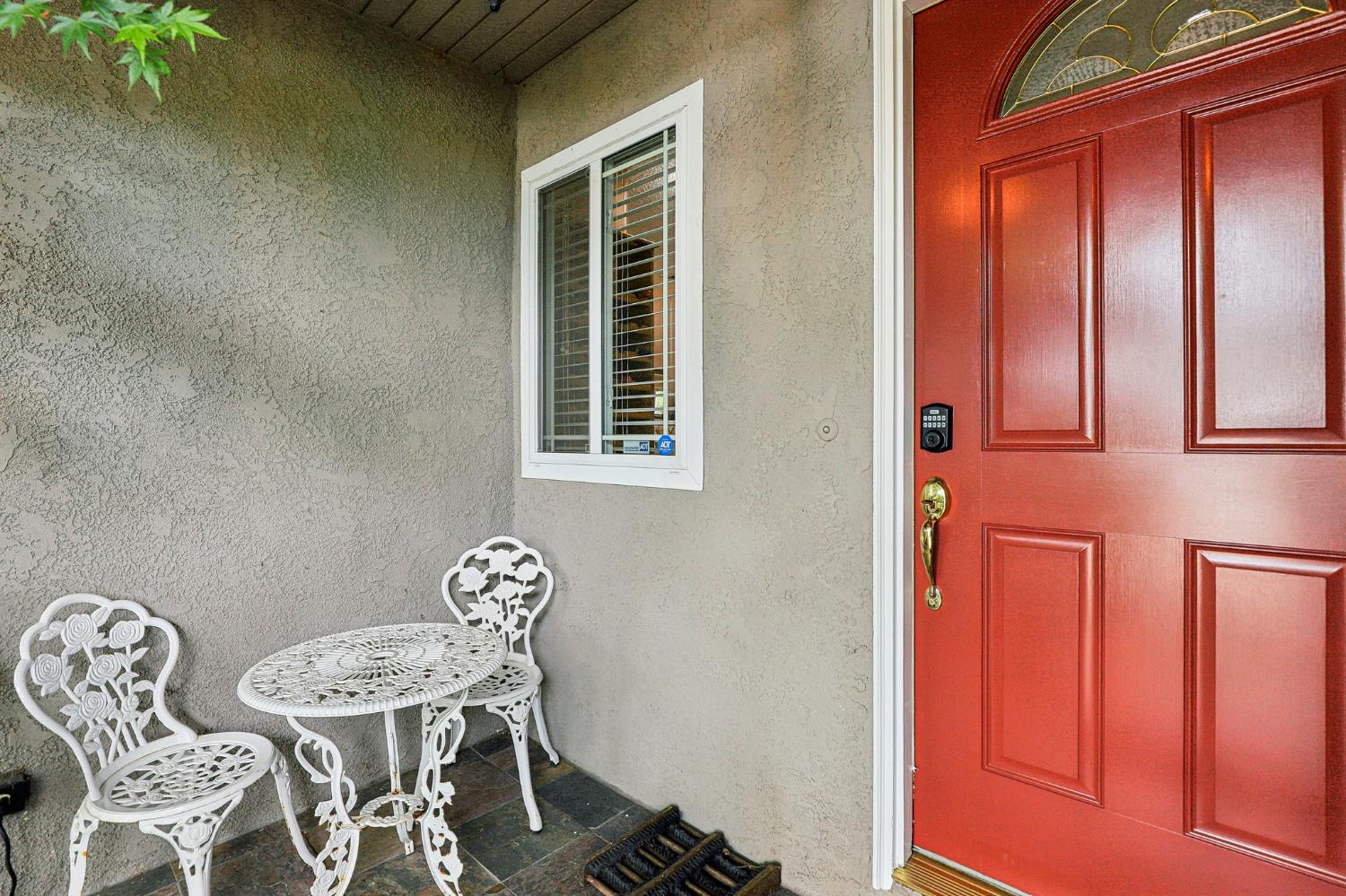 Detail Gallery Image 4 of 33 For 6942 Palmdell Way, Fair Oaks,  CA 95628 - 4 Beds | 2 Baths