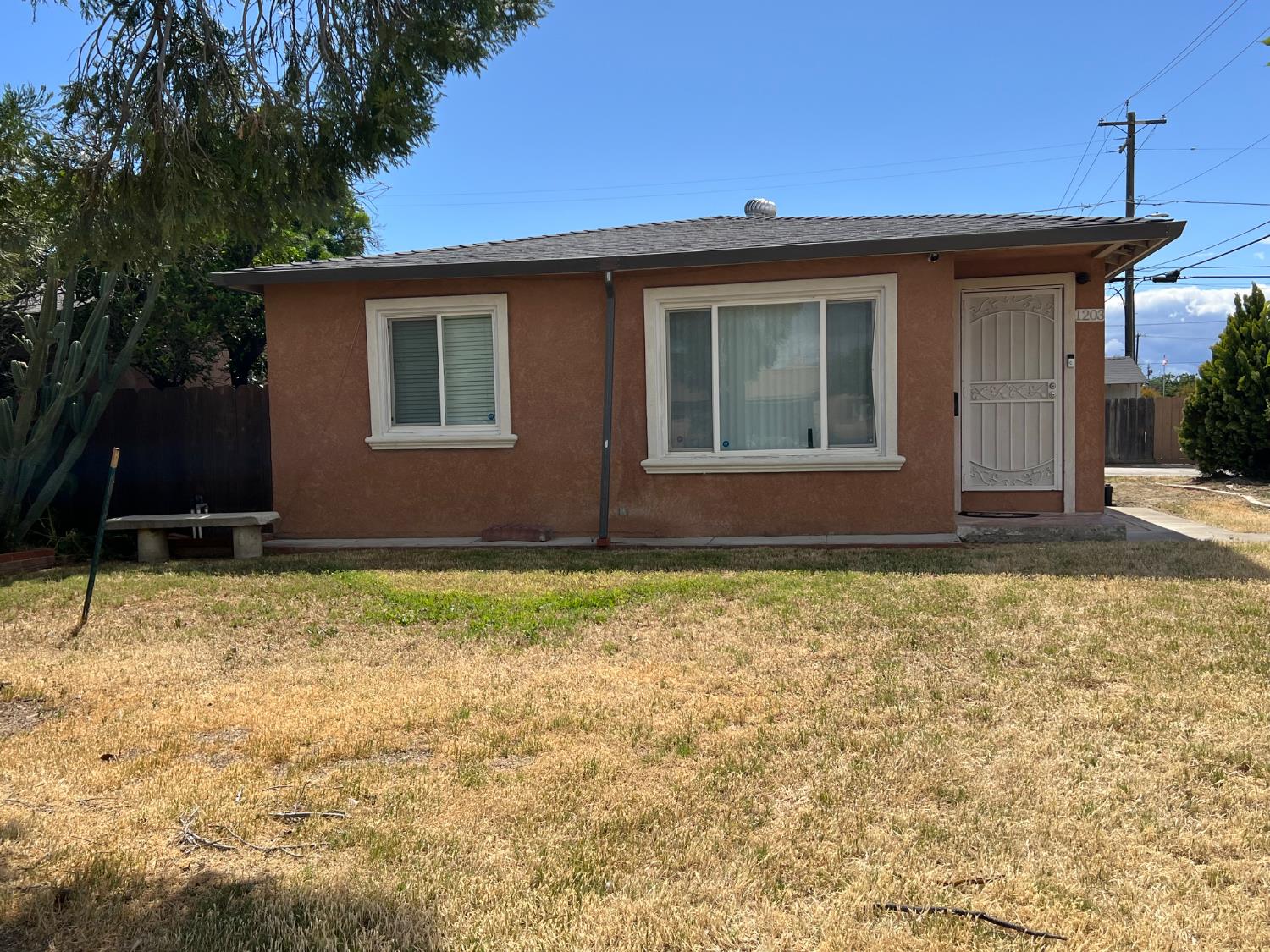Detail Gallery Image 2 of 17 For 1203 L St, Newman,  CA 95360 - 3 Beds | 2 Baths