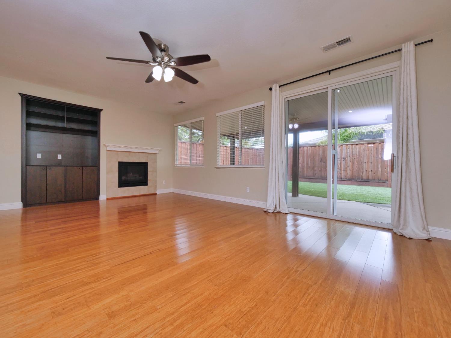 Detail Gallery Image 4 of 33 For 7208 Artisan Cir, Roseville,  CA 95678 - 3 Beds | 2 Baths