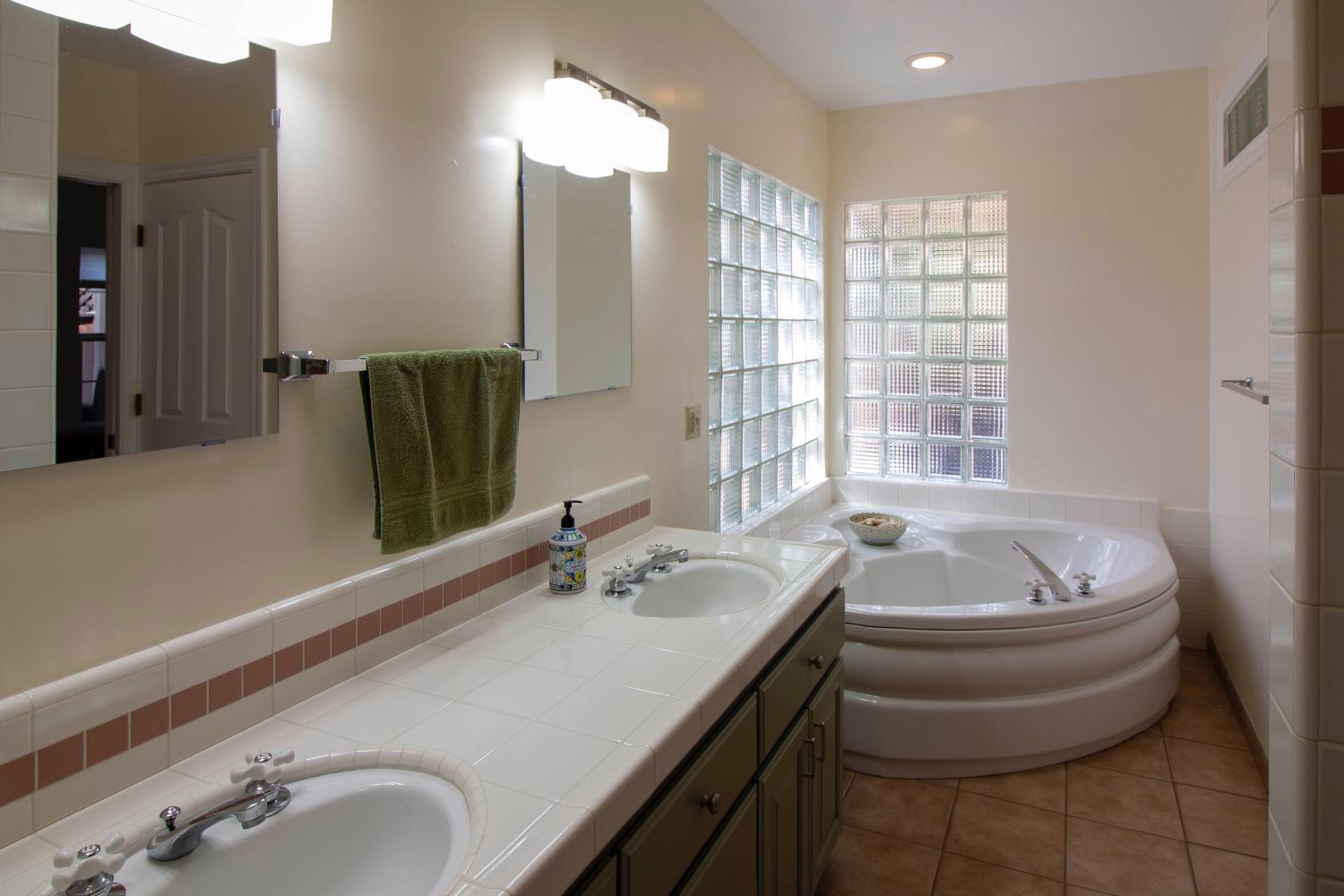 Detail Gallery Image 11 of 25 For 1997 Oxford St, Sacramento,  CA 95815 - 5 Beds | 3 Baths