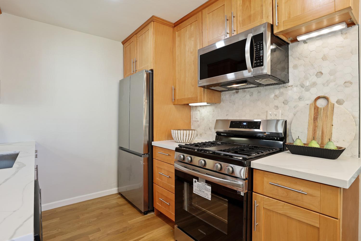 Detail Gallery Image 11 of 27 For 1644 San Pablo Ave #D,  Berkeley,  CA 94702 - 1 Beds | 1 Baths