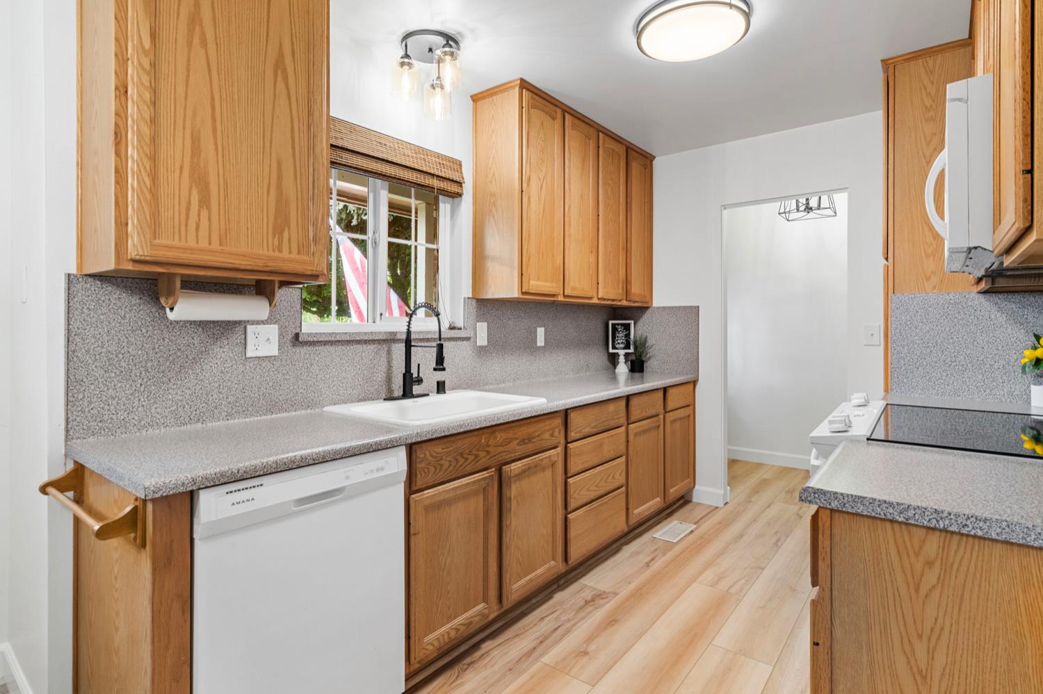 Detail Gallery Image 14 of 49 For 3920 S Escalon Bellota Rd, Farmington,  CA 95230 - 3 Beds | 1/1 Baths