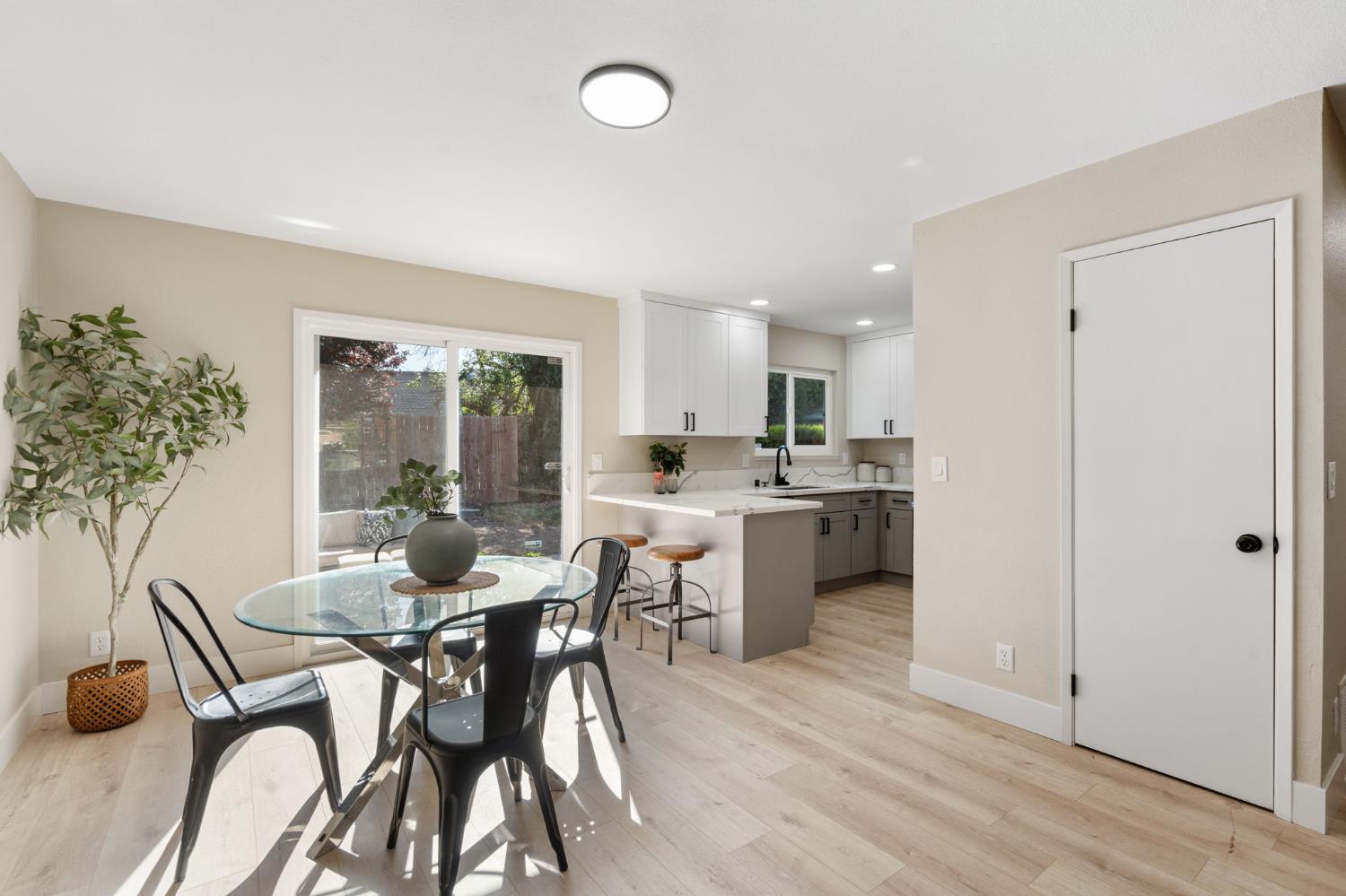 Detail Gallery Image 9 of 25 For 8046 Center Pkwy, Sacramento,  CA 95823 - 3 Beds | 2 Baths