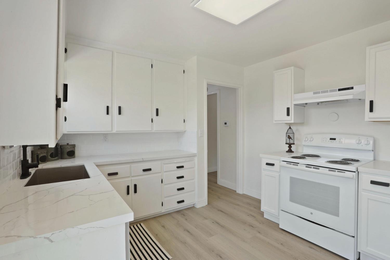 Detail Gallery Image 5 of 21 For 458 E Churchill St, Stockton,  CA 95204 - 2 Beds | 1 Baths