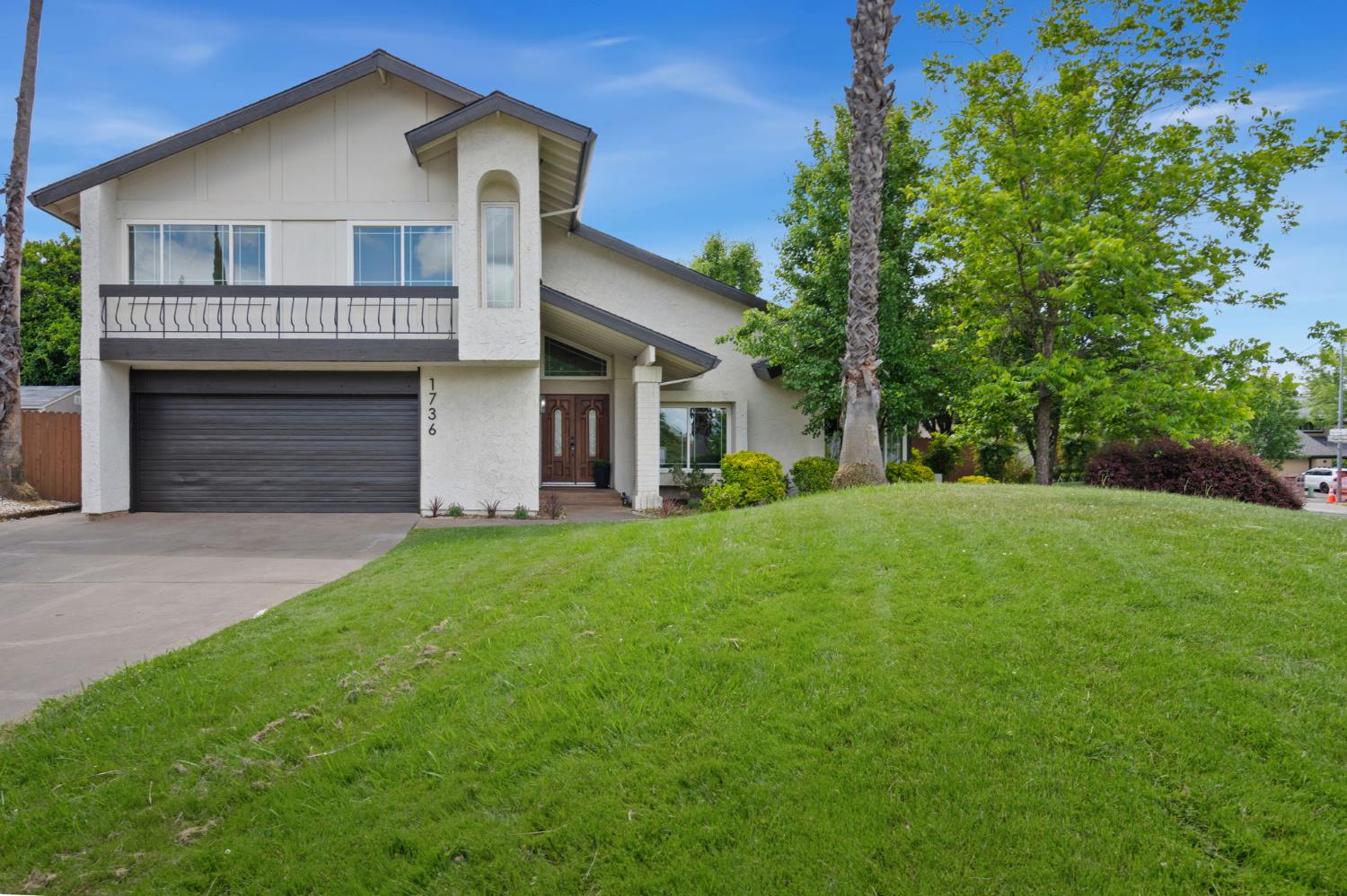 Detail Gallery Image 1 of 30 For 1736 Park Place Dr, Carmichael,  CA 95608 - 4 Beds | 2/1 Baths