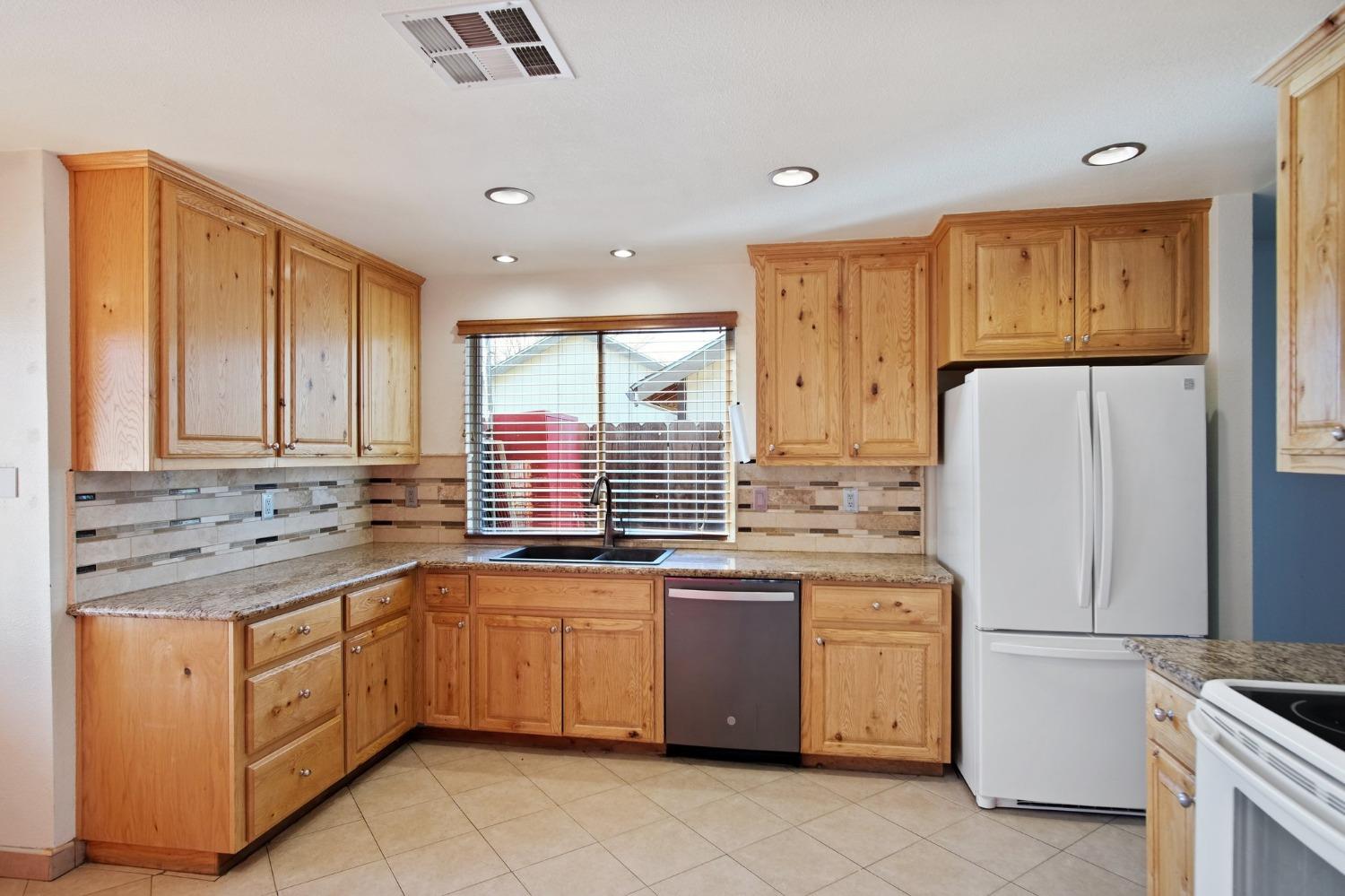 Detail Gallery Image 4 of 25 For 50 Willowood Dr, Oakdale,  CA 95361 - 3 Beds | 2 Baths