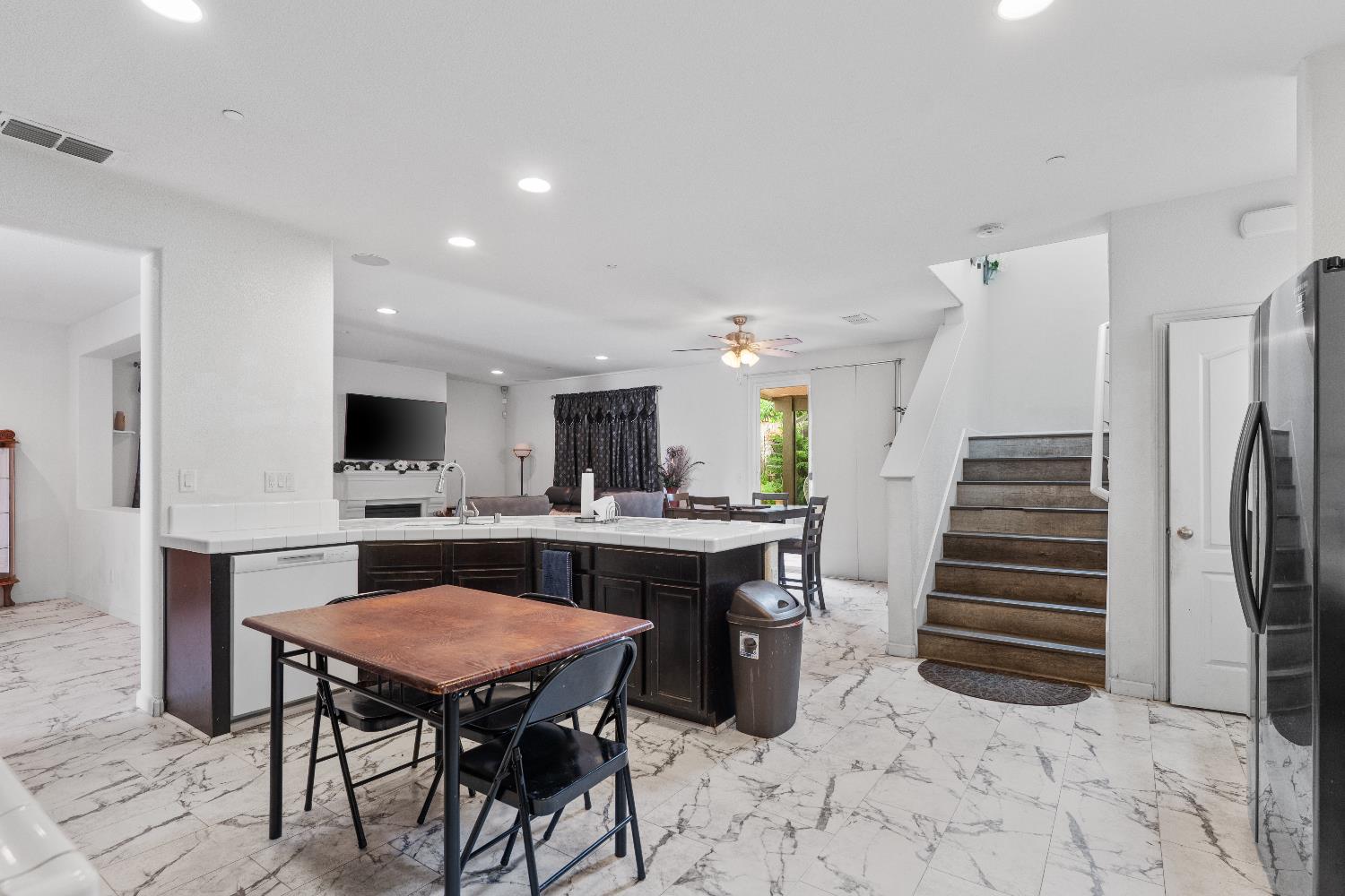 Detail Gallery Image 13 of 59 For 8269 Red Rock Dr, Sacramento,  CA 95829 - 4 Beds | 2/1 Baths