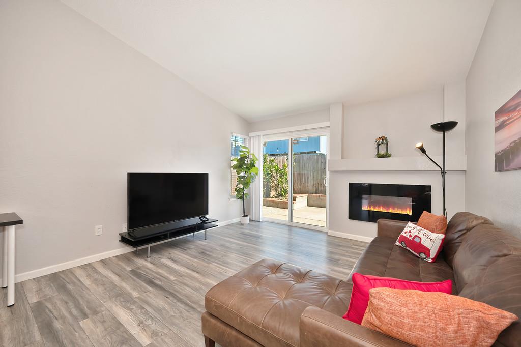 Peach Leaf Court, Sacramento, California image 5