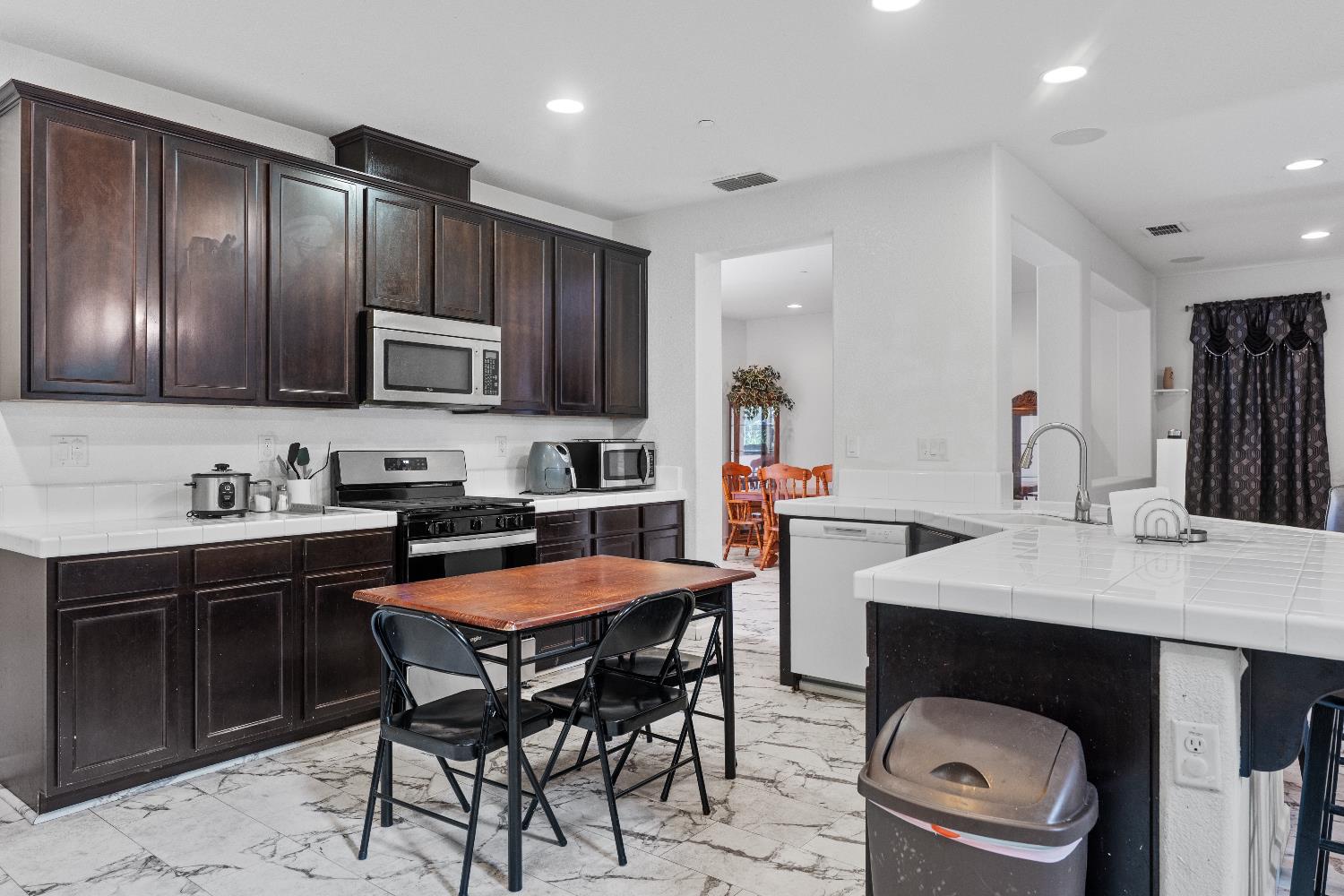 Detail Gallery Image 12 of 59 For 8269 Red Rock Dr, Sacramento,  CA 95829 - 4 Beds | 2/1 Baths