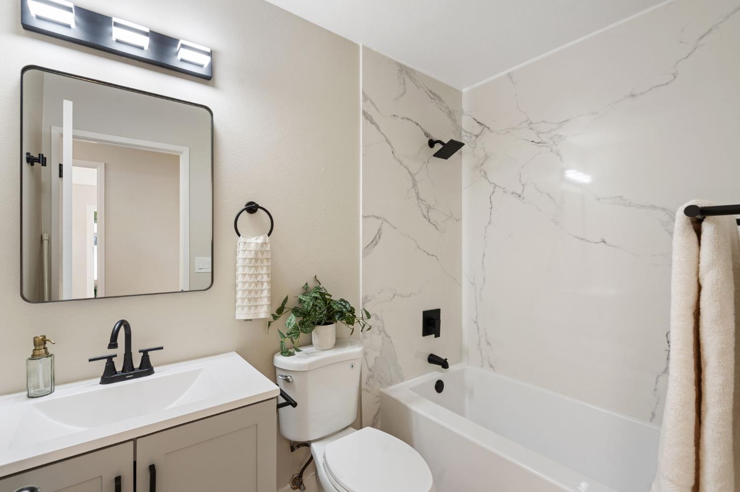 Detail Gallery Image 20 of 25 For 8046 Center Pkwy, Sacramento,  CA 95823 - 3 Beds | 2 Baths