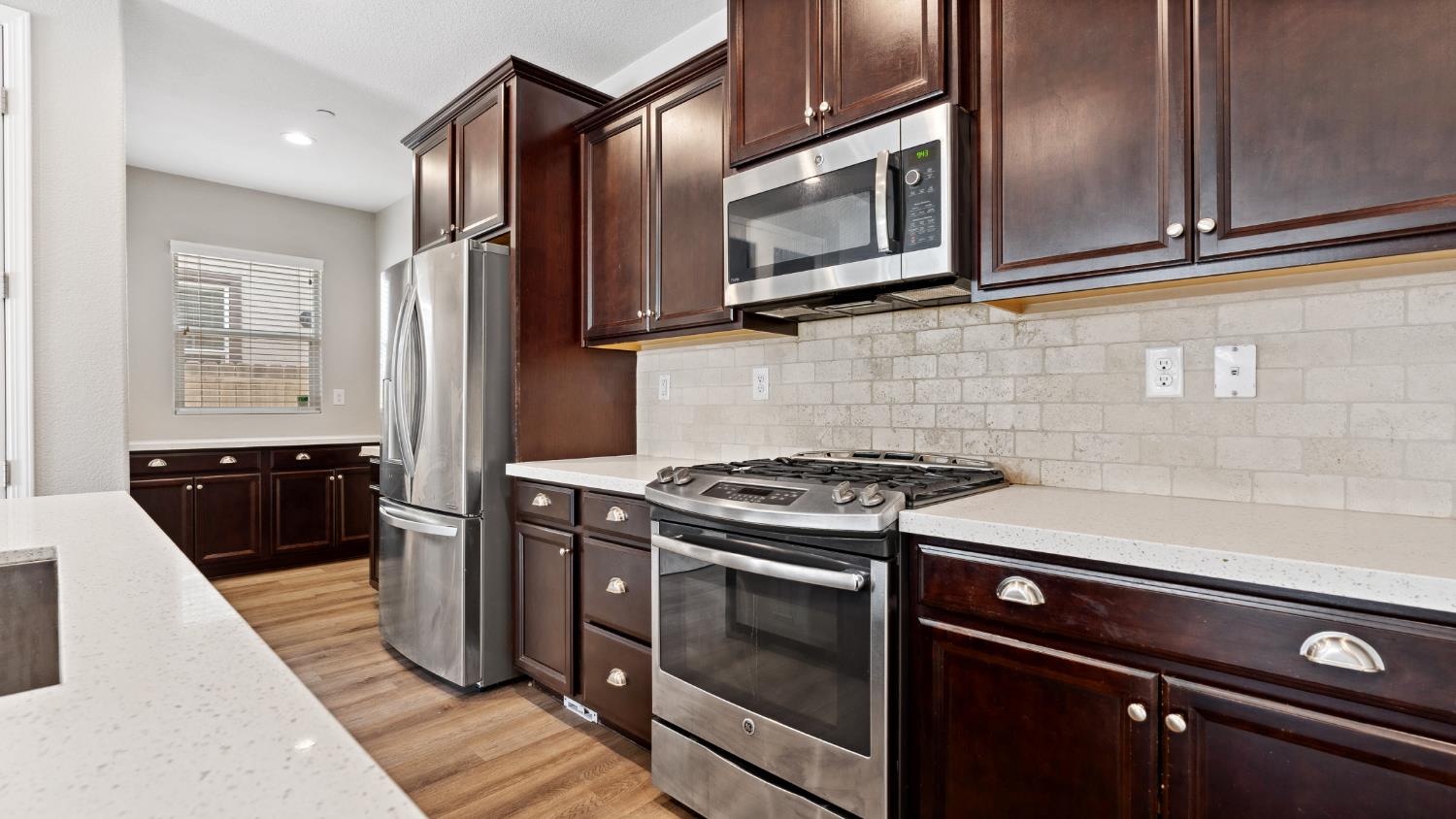 Detail Gallery Image 9 of 31 For 9064 Hourglass Cir, Roseville,  CA 95747 - 3 Beds | 2 Baths