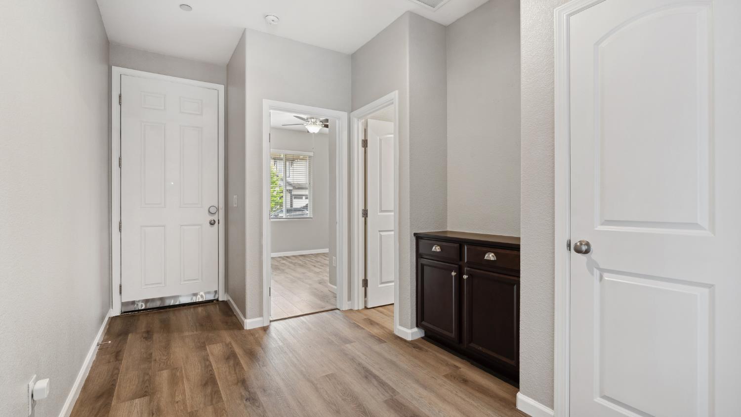 Detail Gallery Image 5 of 31 For 9064 Hourglass Cir, Roseville,  CA 95747 - 3 Beds | 2 Baths