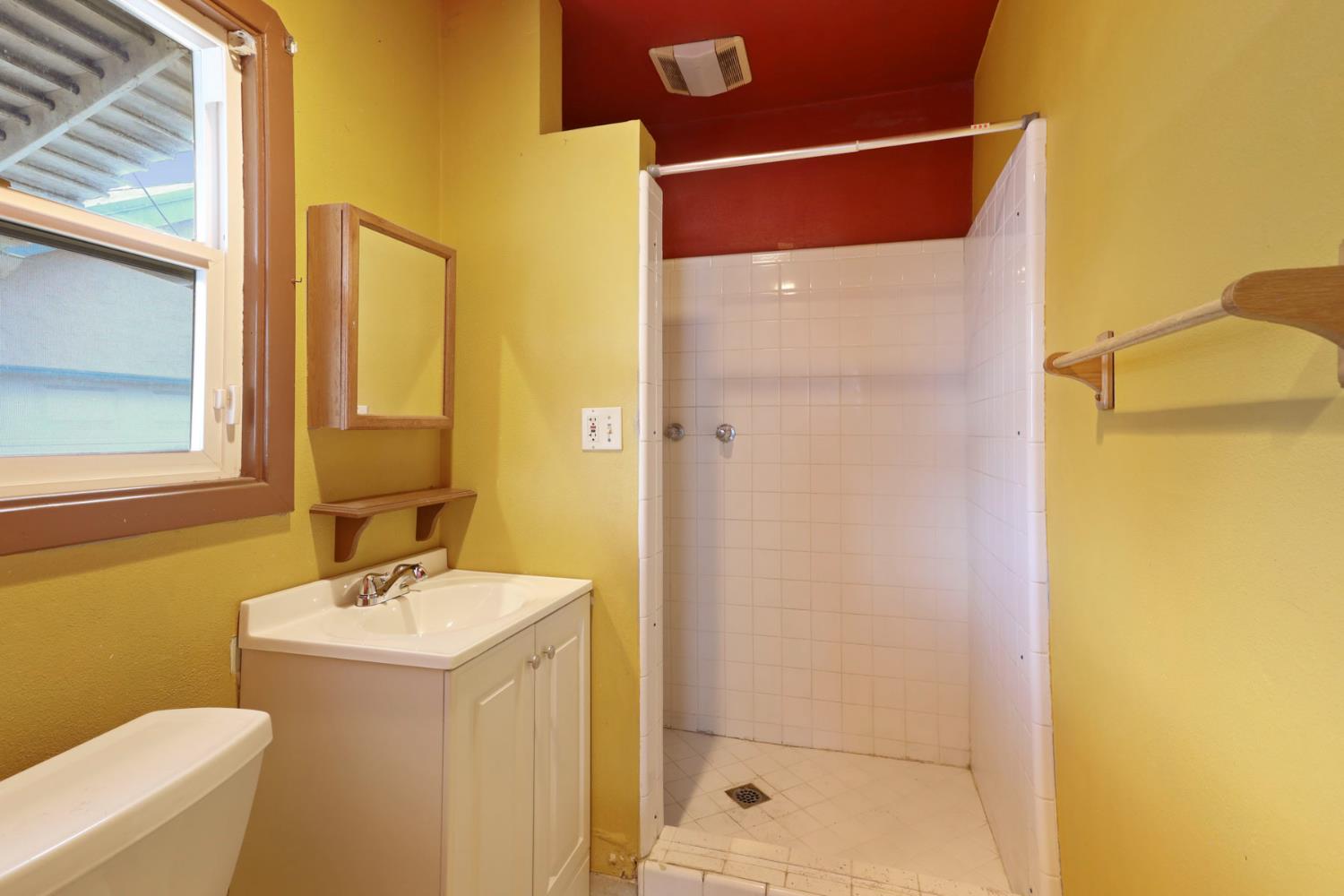 Detail Gallery Image 17 of 39 For 304 E Tokay St, Lodi,  CA 95240 - 2 Beds | 2 Baths
