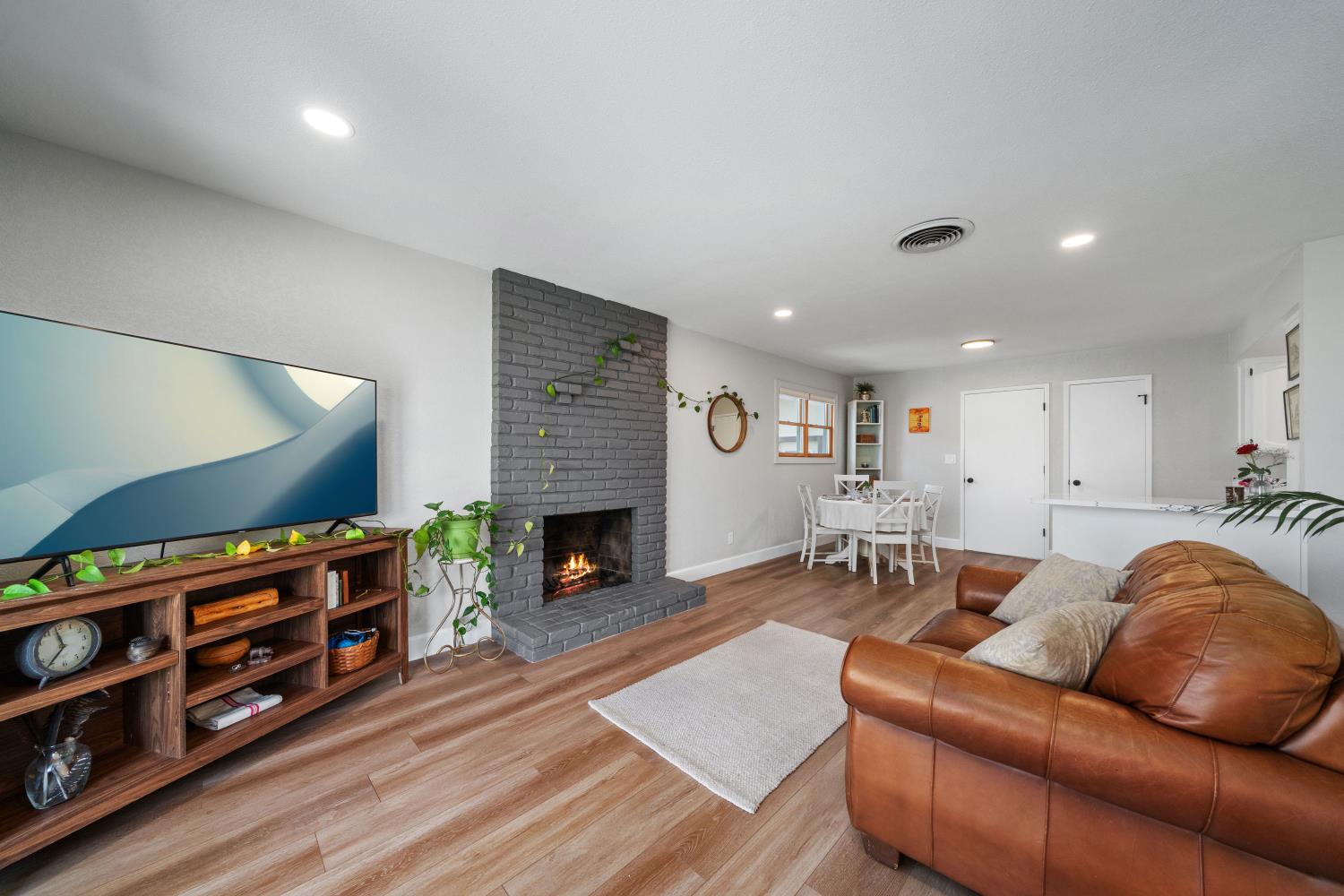 Detail Gallery Image 10 of 31 For 7037 Wilshire Cir, Sacramento,  CA 95822 - 3 Beds | 2 Baths