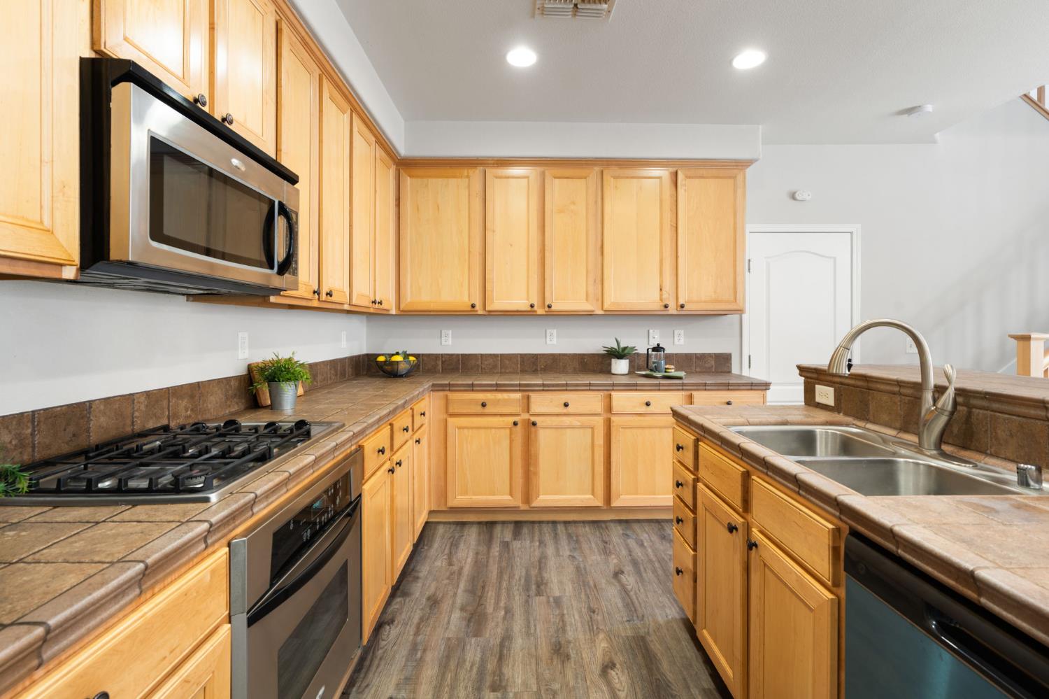 Detail Gallery Image 10 of 31 For 3227 Portage Way, Sacramento,  CA 95835 - 3 Beds | 2/1 Baths