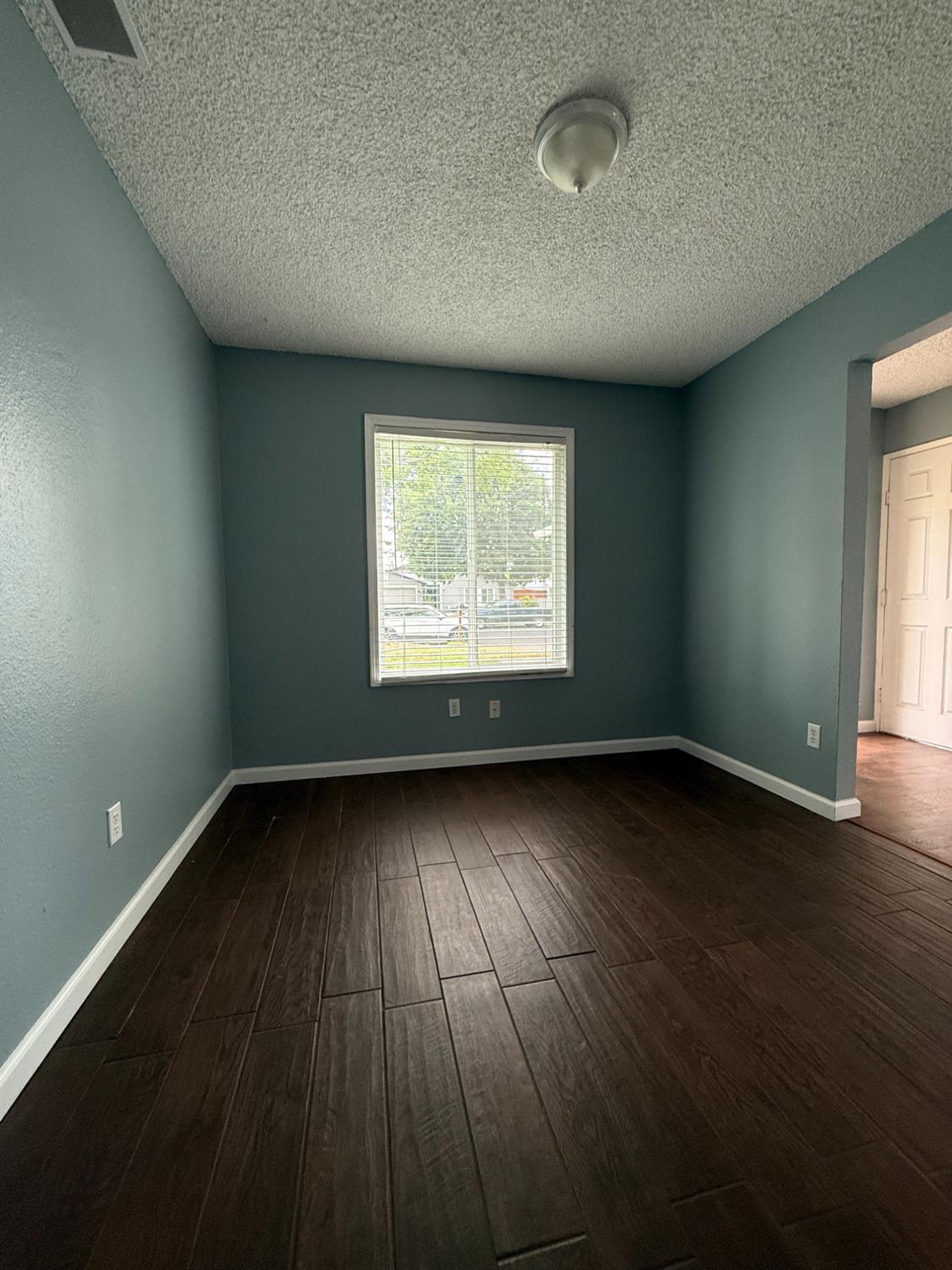 Detail Gallery Image 5 of 10 For 508 Mary Todd Ln, Modesto,  CA 95354 - 4 Beds | 2 Baths