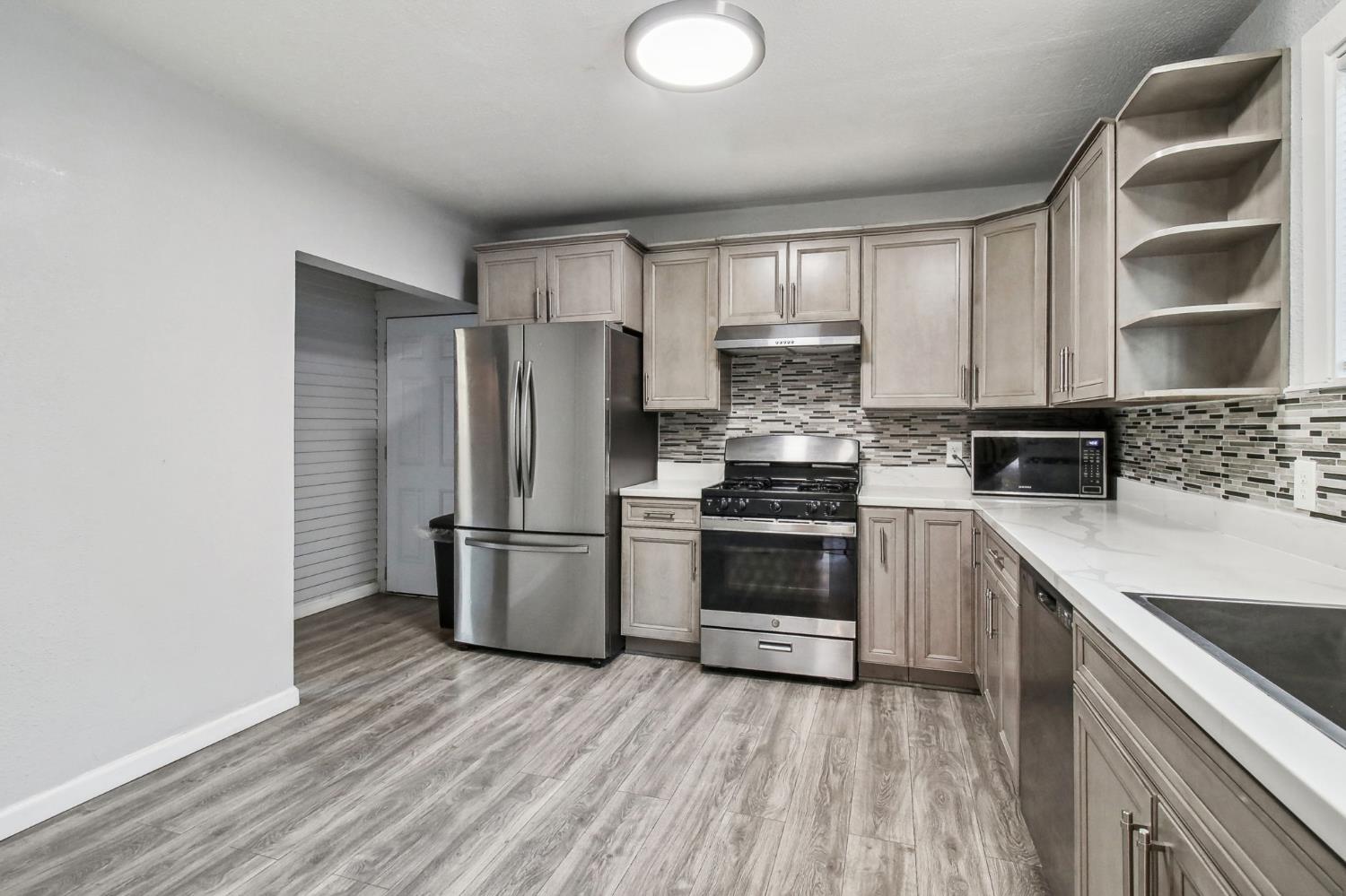 Detail Gallery Image 9 of 33 For 3133 Harrison St, Oakland,  CA 94611 - 4 Beds | 2 Baths