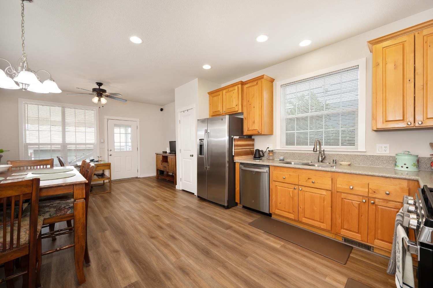 Detail Gallery Image 7 of 37 For 105 Hickory St, Roseville,  CA 95678 - 3 Beds | 2/1 Baths