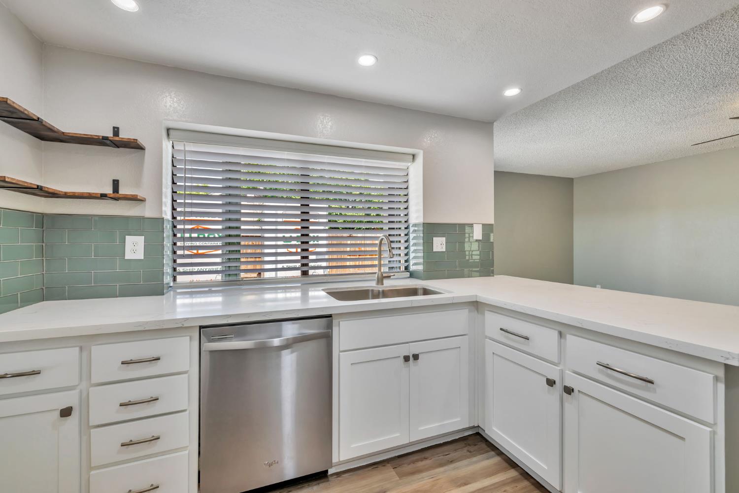 Detail Gallery Image 14 of 34 For 3203 Osuna Way, Sacramento,  CA 95833 - 3 Beds | 2 Baths