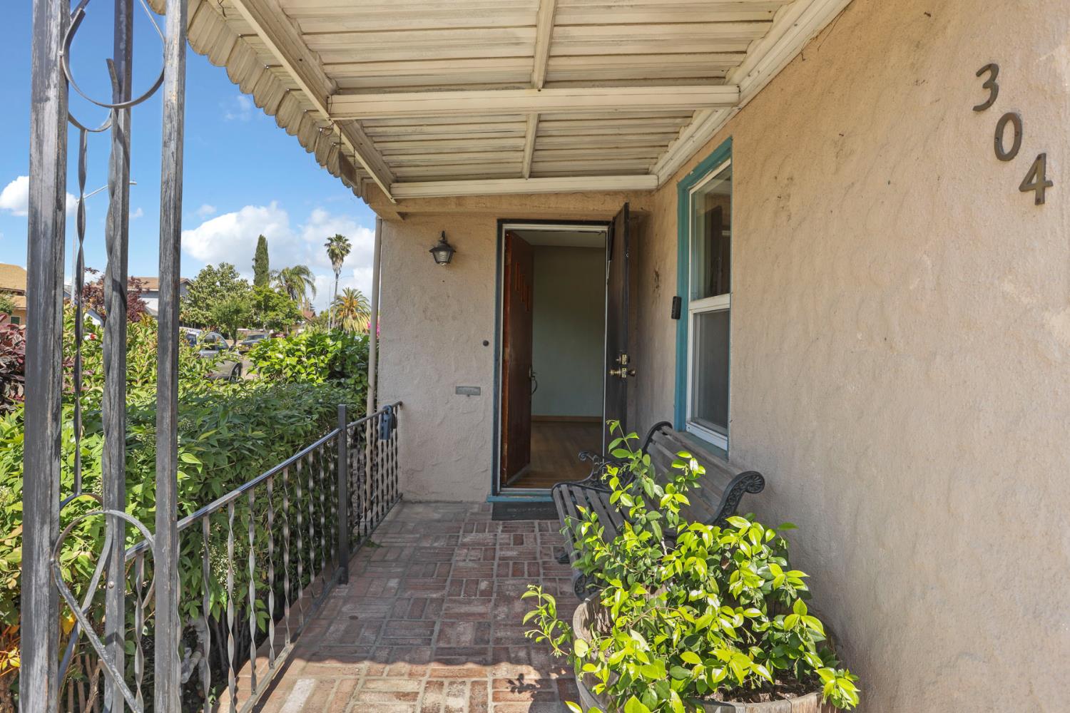 Detail Gallery Image 2 of 39 For 304 E Tokay St, Lodi,  CA 95240 - 2 Beds | 2 Baths