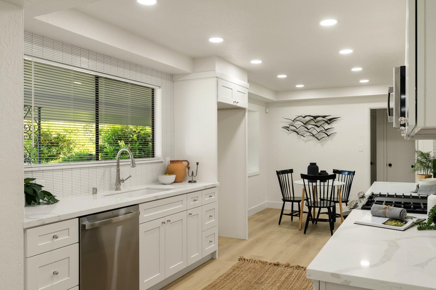 Detail Gallery Image 9 of 53 For 6612 13th St, Sacramento,  CA 95831 - 3 Beds | 2 Baths