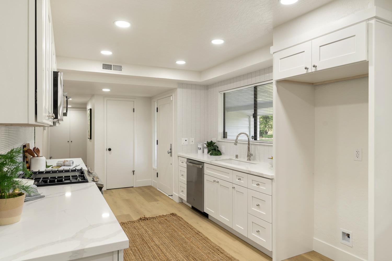 Detail Gallery Image 13 of 53 For 6612 13th St, Sacramento,  CA 95831 - 3 Beds | 2 Baths