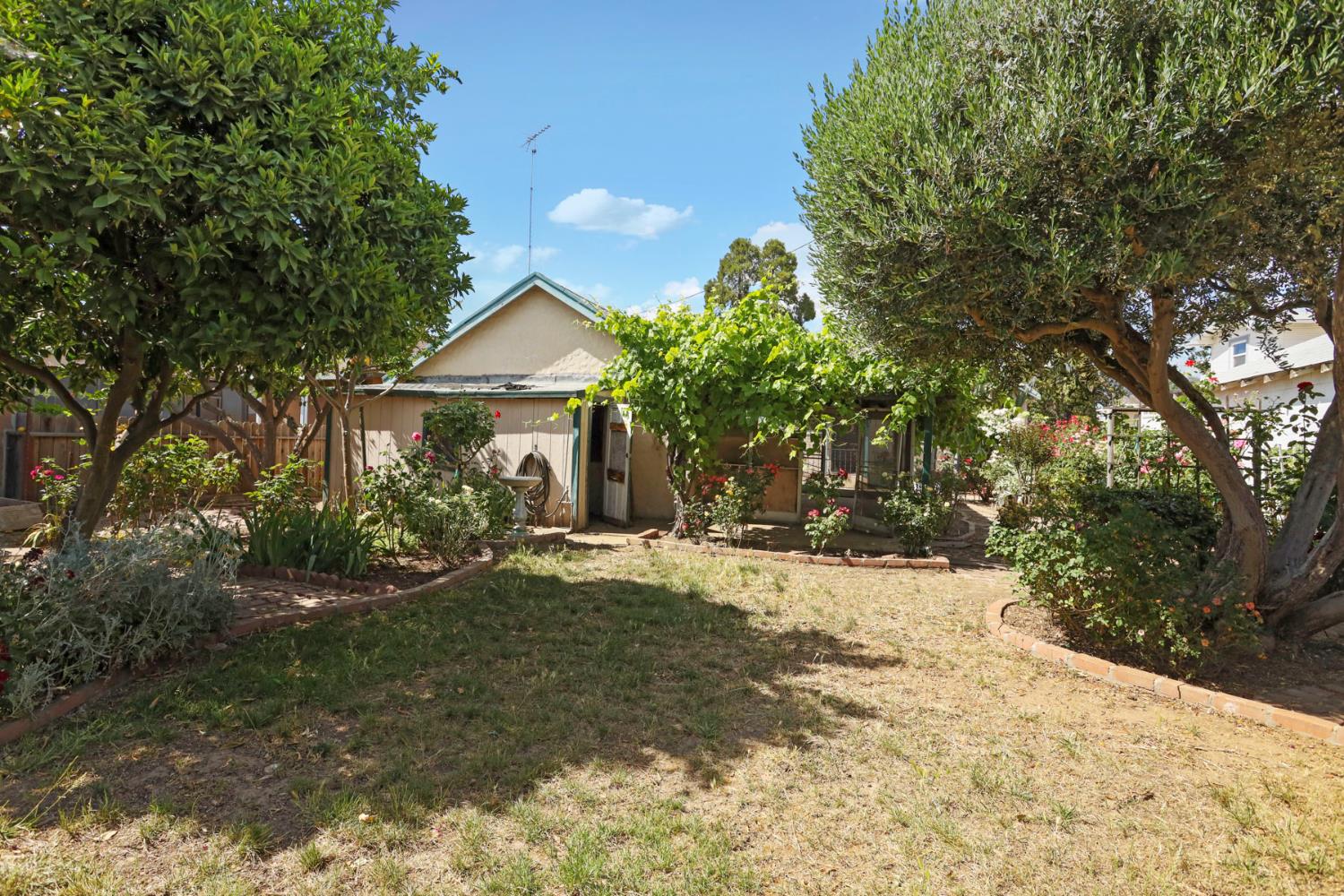 Detail Gallery Image 32 of 39 For 304 E Tokay St, Lodi,  CA 95240 - 2 Beds | 2 Baths