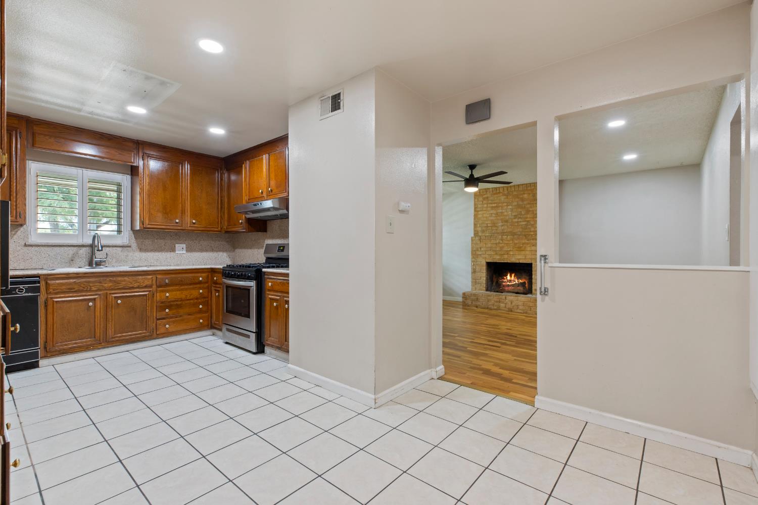 Detail Gallery Image 9 of 43 For 2037 Wally Ct, Modesto,  CA 95350 - 3 Beds | 3 Baths