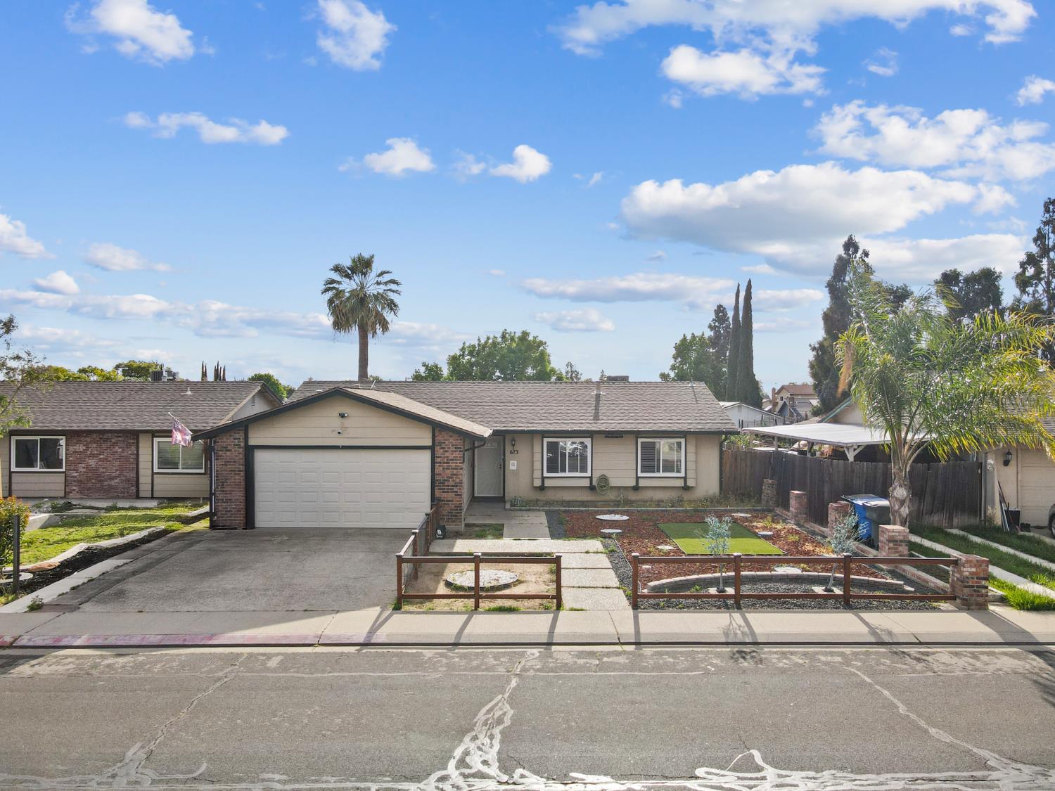 Detail Gallery Image 2 of 37 For 673 Locust Ave, Manteca,  CA 95337 - 3 Beds | 2 Baths