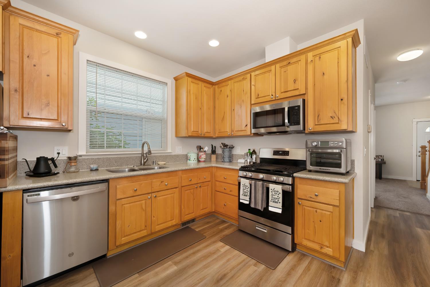 Detail Gallery Image 9 of 37 For 105 Hickory St, Roseville,  CA 95678 - 3 Beds | 2/1 Baths