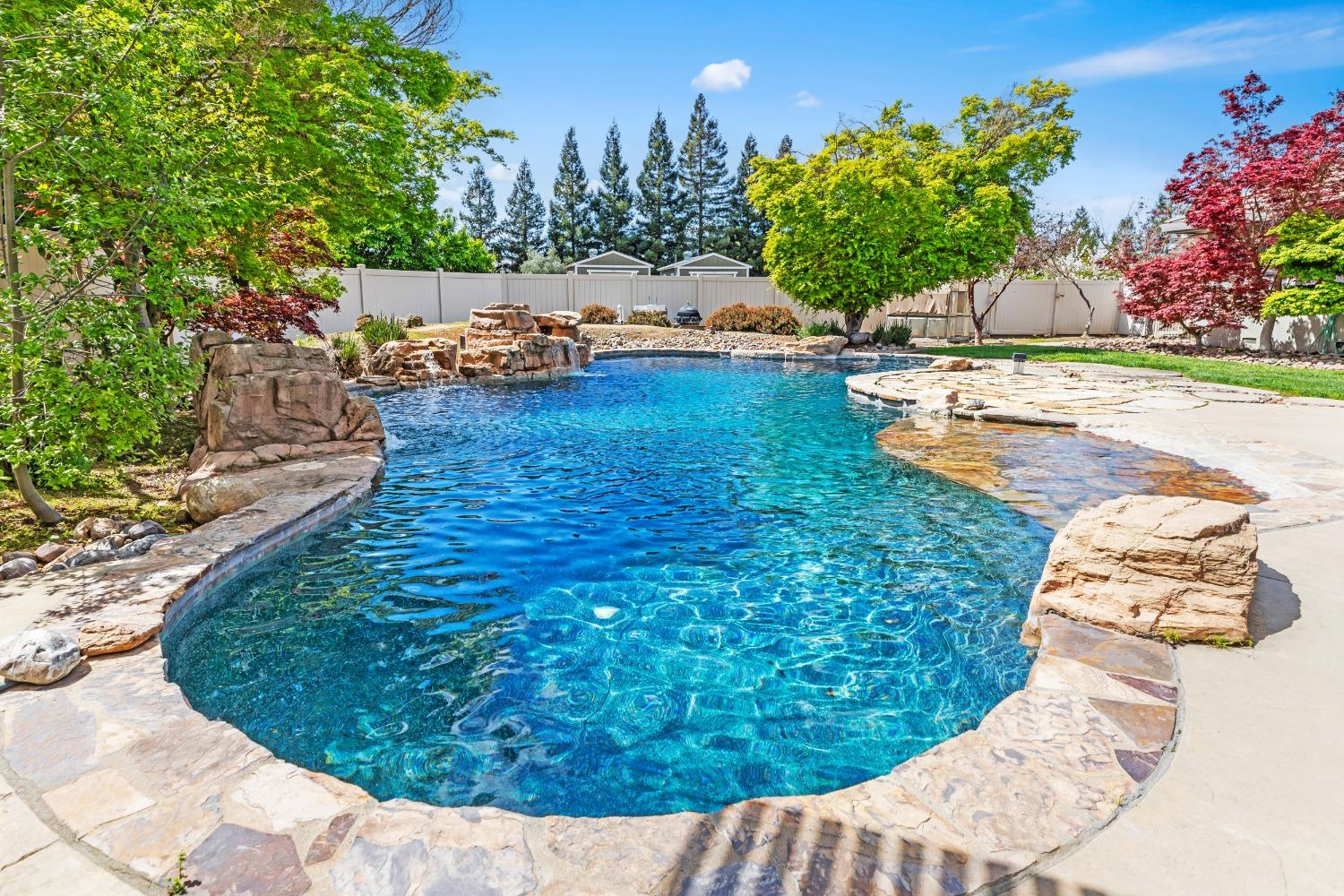 Detail Gallery Image 11 of 77 For 5000 Peach Blossom Ln, Oakdale,  CA 95361 - 5 Beds | 3/1 Baths