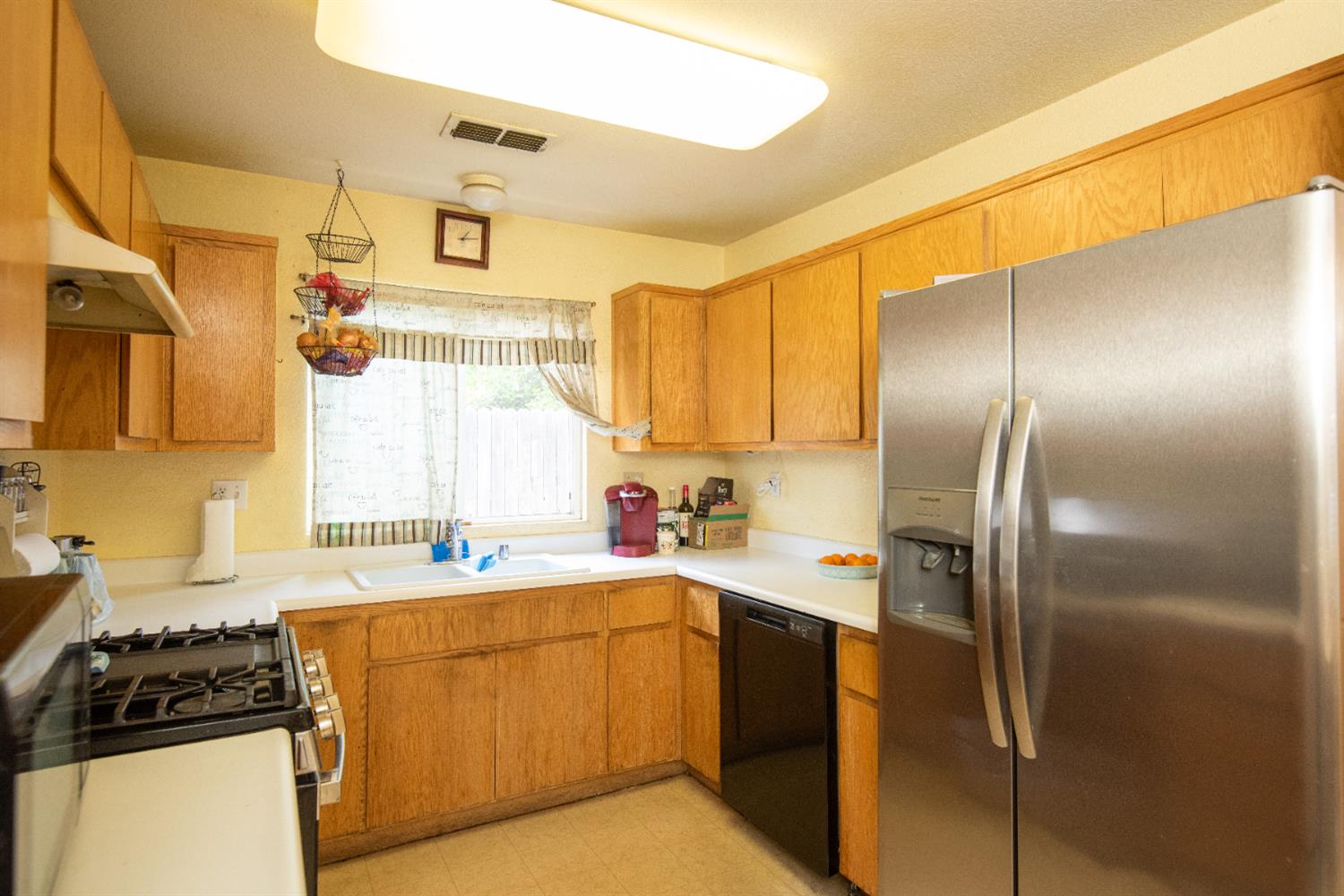 Detail Gallery Image 9 of 23 For 310 W F St, Turlock,  CA 95380 - 4 Beds | 2 Baths