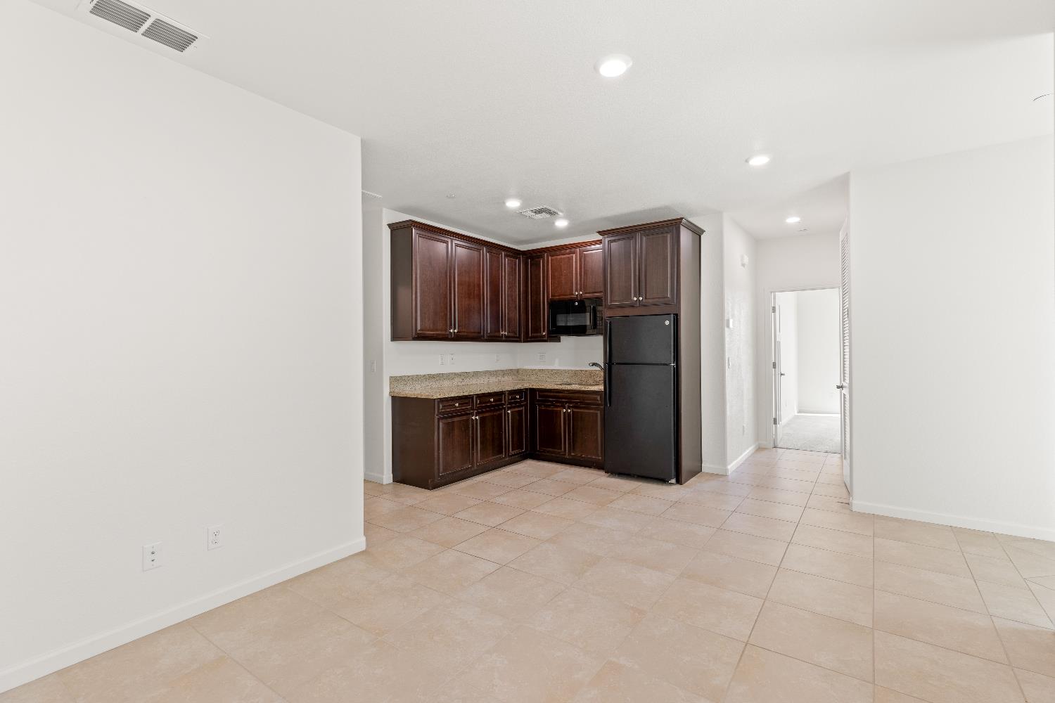 Detail Gallery Image 18 of 42 For 7450 Hanfield Dr, Sacramento,  CA 95829 - 4 Beds | 3/1 Baths